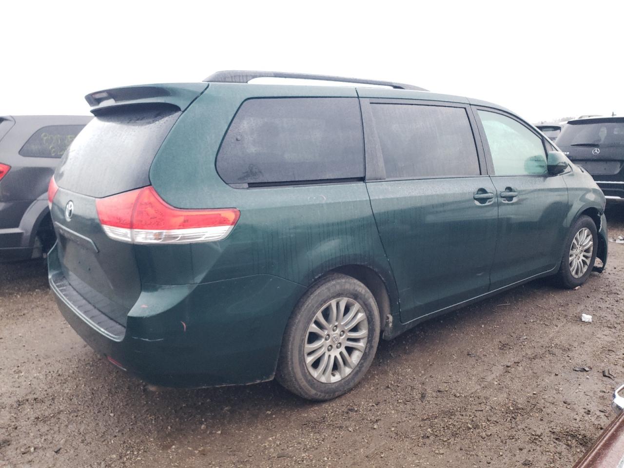 2011 Toyota Sienna VIN 5TDYK3DC0BS003290 Copart auction photo, front end / minor dent/scratches damage thumbnail 3