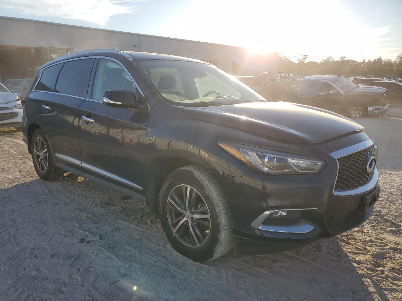 2019 Infiniti QX60 VIN 5N1DL0MM3KC504657 Copart auction photo, minor dent/scratches damage thumbnail 4