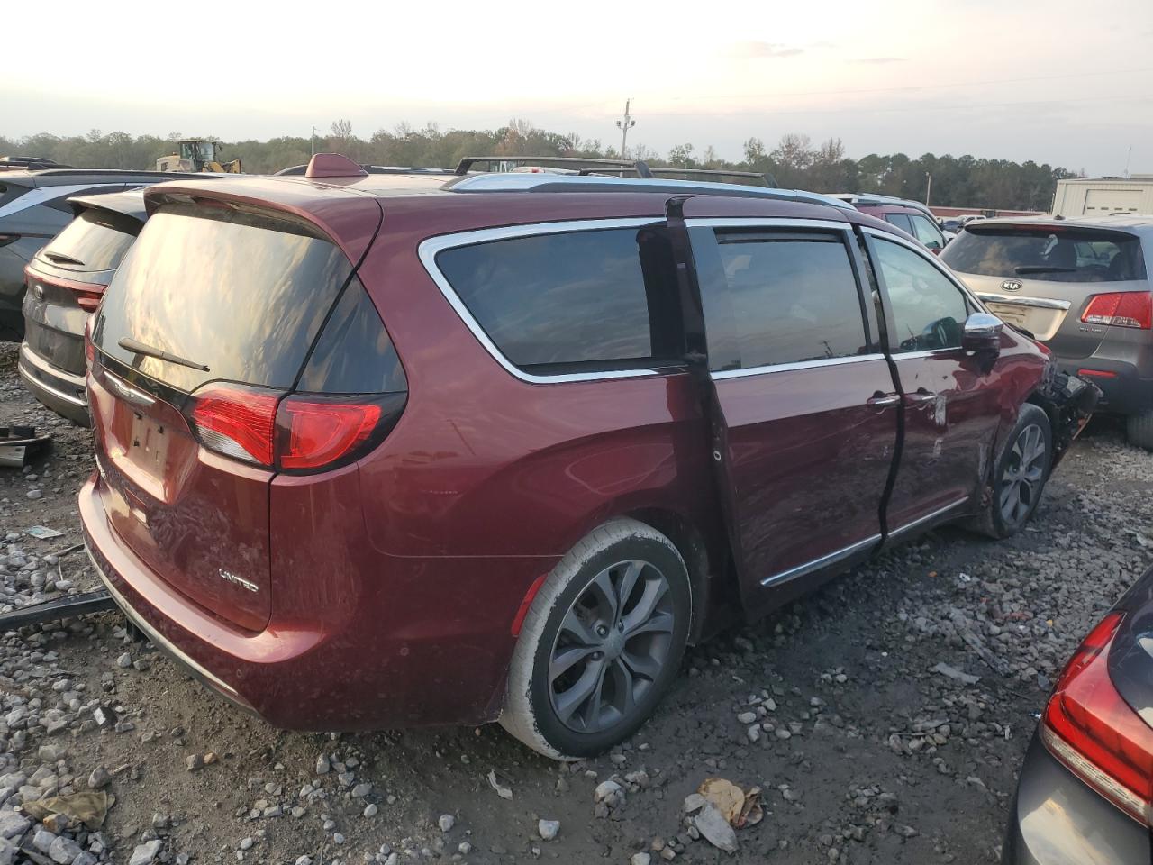 2017 Chrysler Pacifica VIN 2C4RC1GG5HR643212 Copart auction photo, side / front end damage thumbnail 3