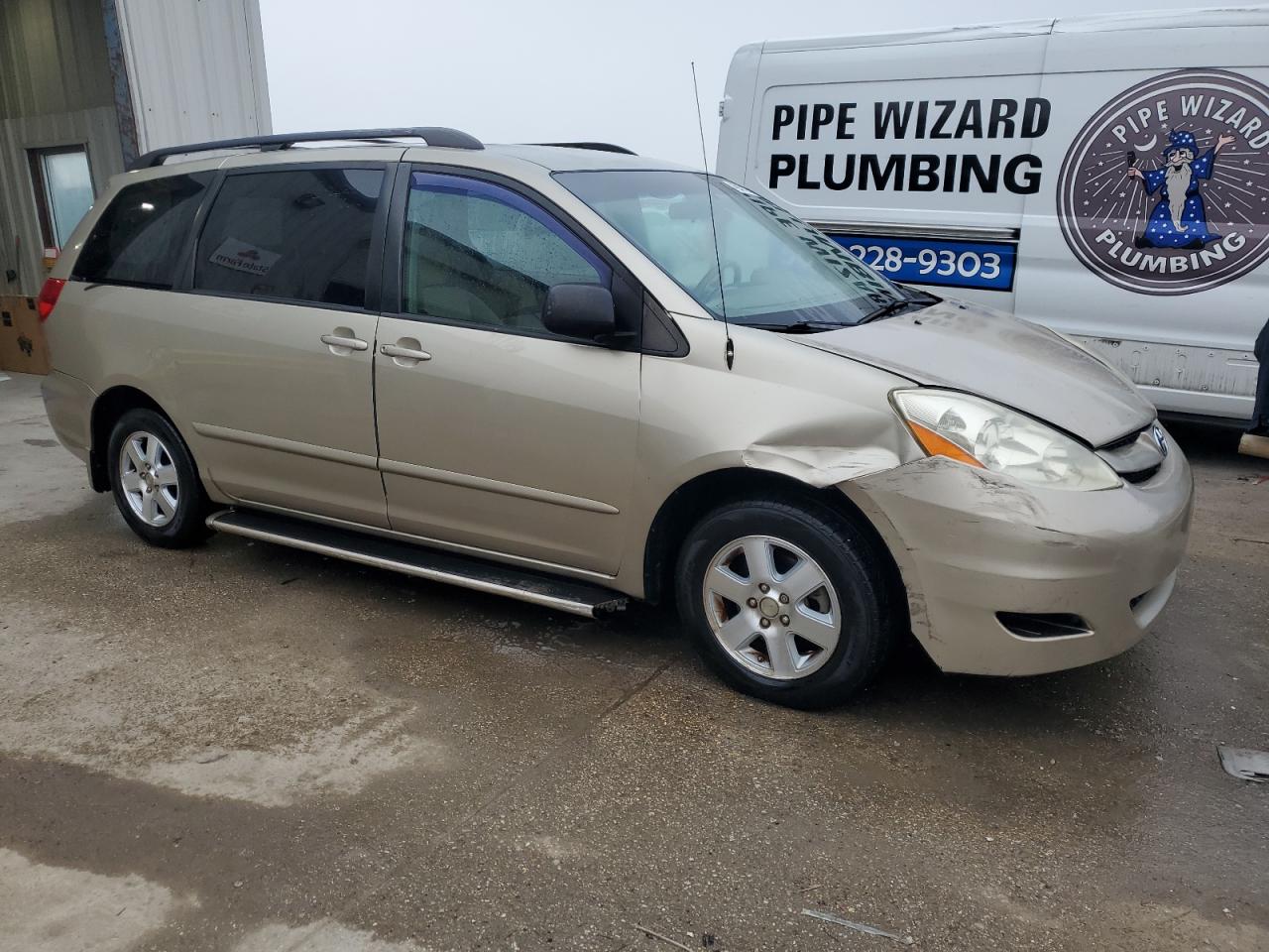 2009 Toyota Sienna VIN 5TDZK23C39S243153 Copart auction photo, front end damage thumbnail 4