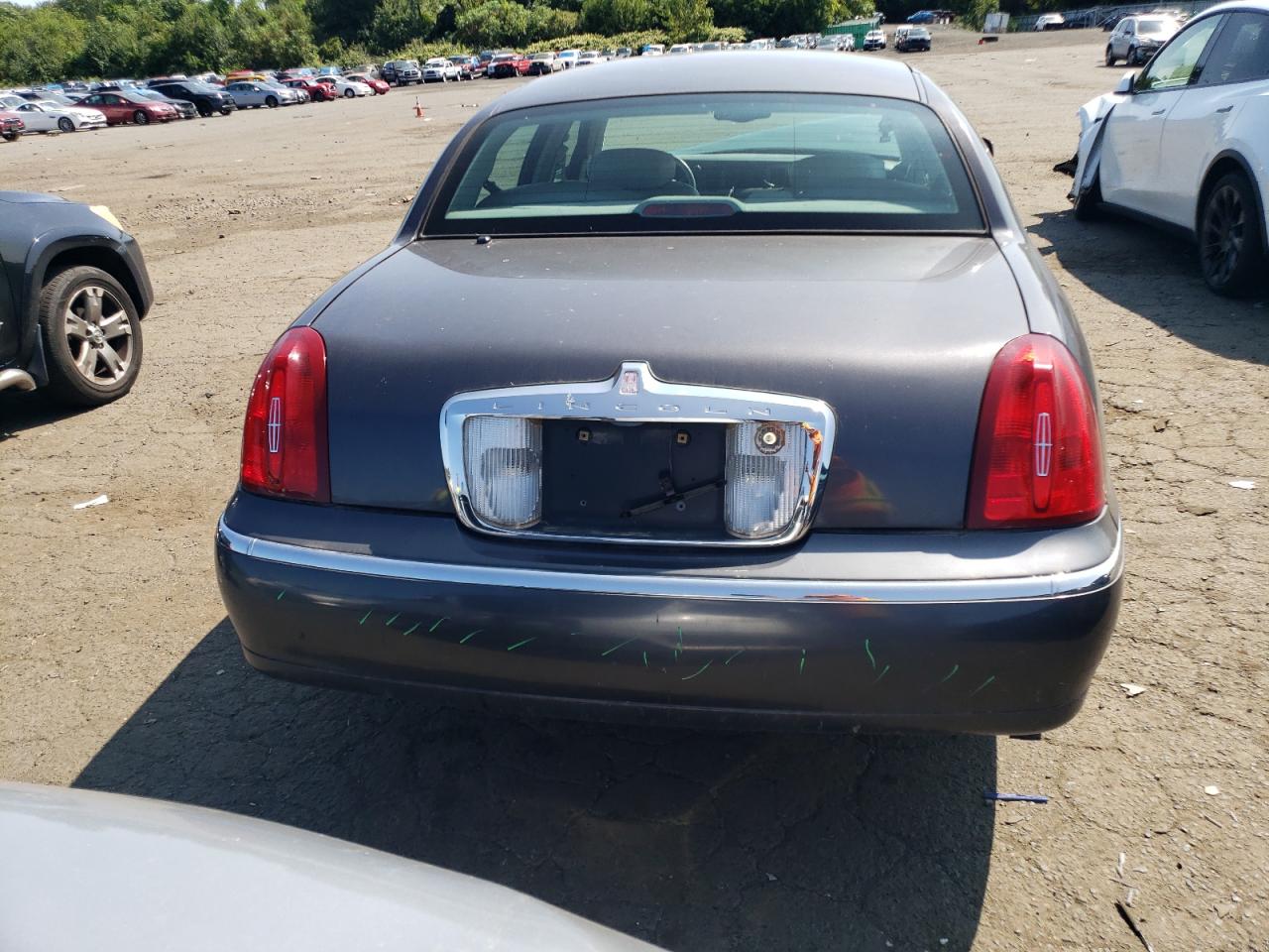 2000 Lincoln Town Car VIN 1LNHM81W9YY830882 Copart auction photo, front end damage thumbnail 6
