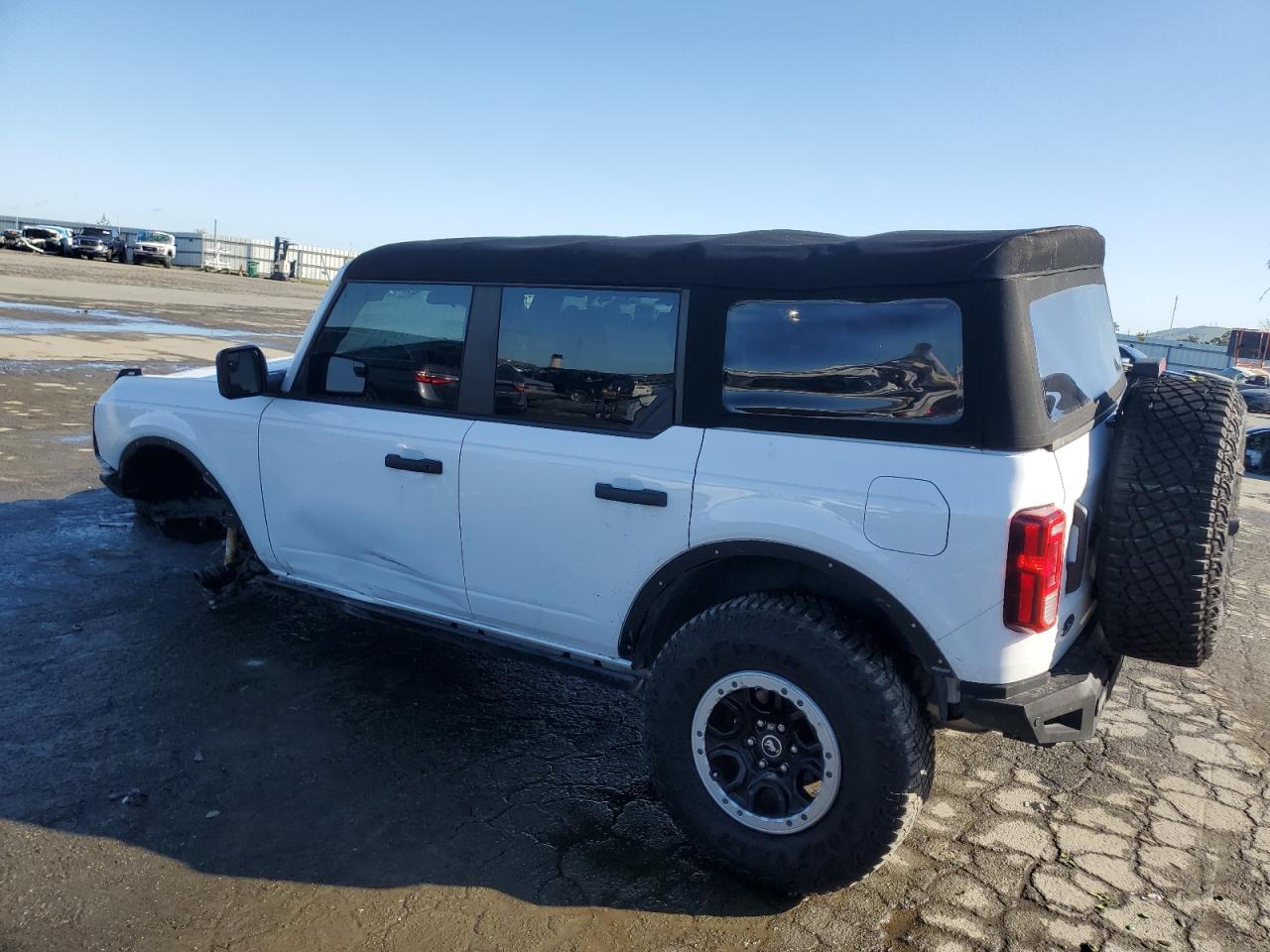 2023 Ford Bronco VIN 1FMDE5DH8PLA85996 Copart auction photo, front end / undercarriage damage thumbnail 2