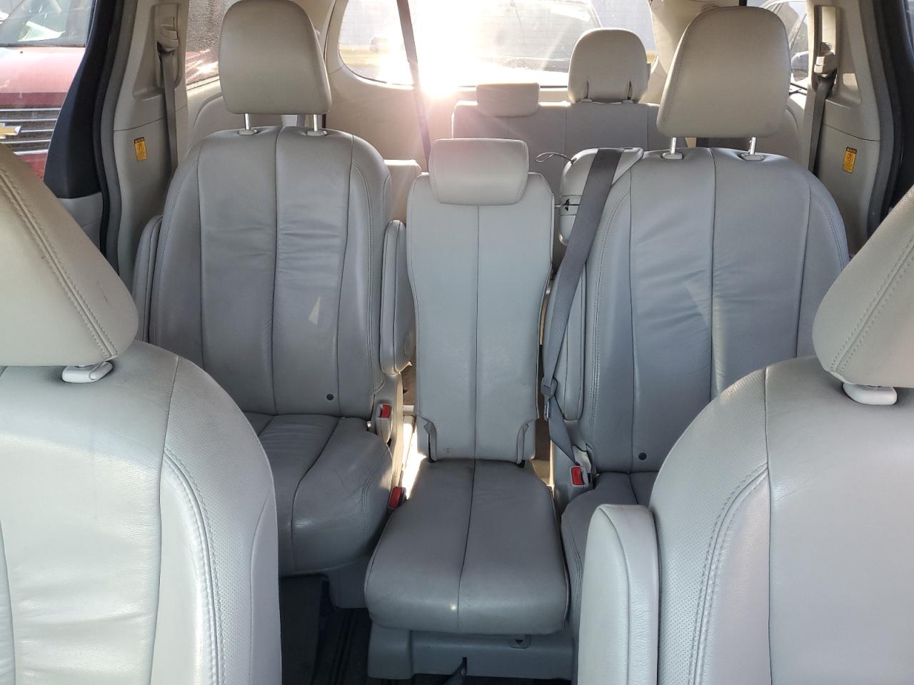 2011 Toyota Sienna VIN 5TDYK3DC5BS071701 Copart auction photo, rear end / front end damage thumbnail 10