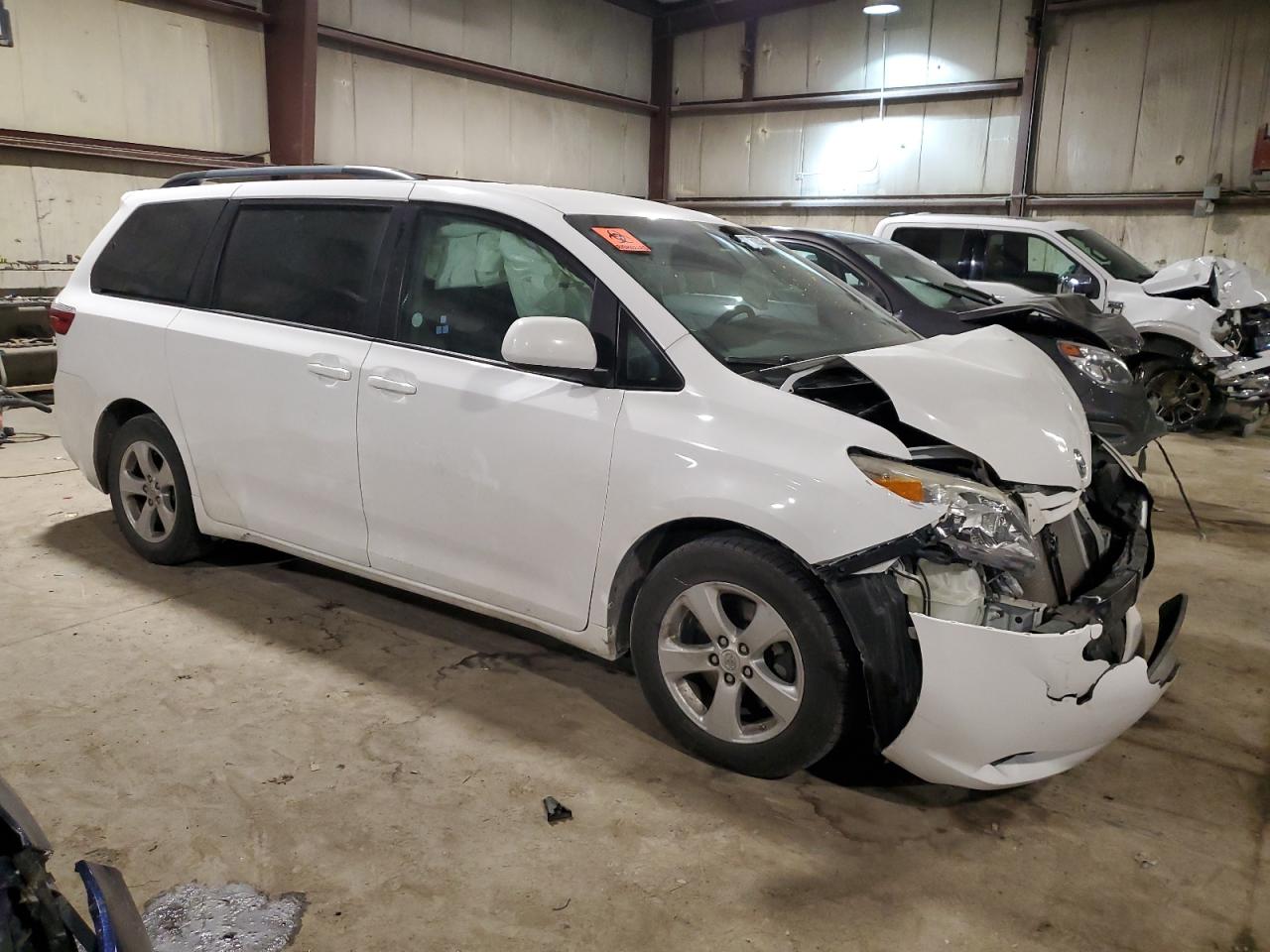 2015 Toyota Sienna VIN 5TDKK3DC1FS589784 Copart auction photo, front end / minor dent/scratches damage thumbnail 4