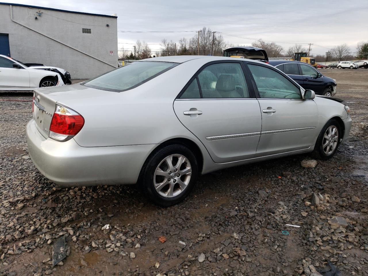2005 Toyota Camry VIN 4T1BF30K55U084693 Copart auction photo, front end damage thumbnail 3