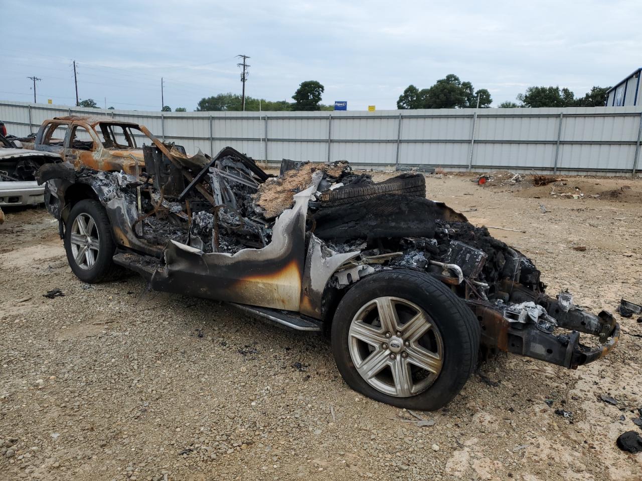 2020 Ford Expedition VIN 1FMJK1HT8LEA33186 Copart auction photo, burn damage thumbnail 4