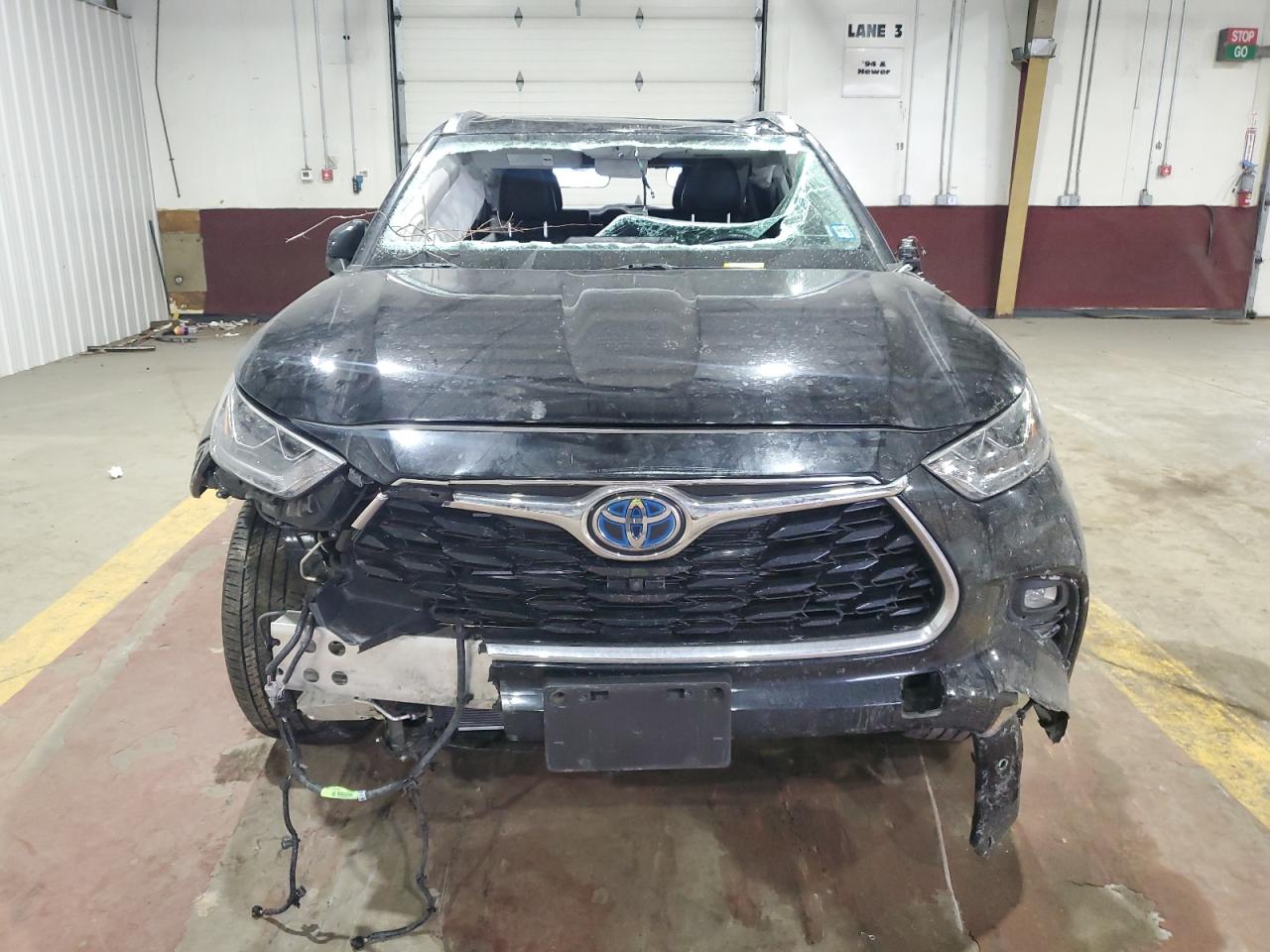 2022 Toyota Highlander VIN 5TDXBRCH5NS551866 Copart auction photo, rollover / all over damage thumbnail 5