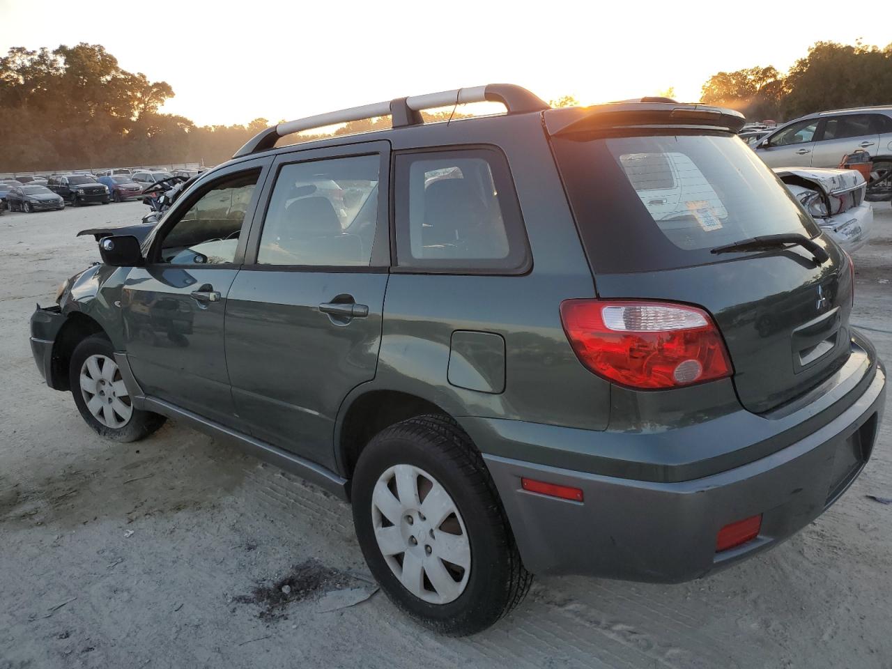 2005 Mitsubishi Outlander VIN JA4LX31F55U007095 Copart auction photo, front end / minor dent/scratches damage thumbnail 2