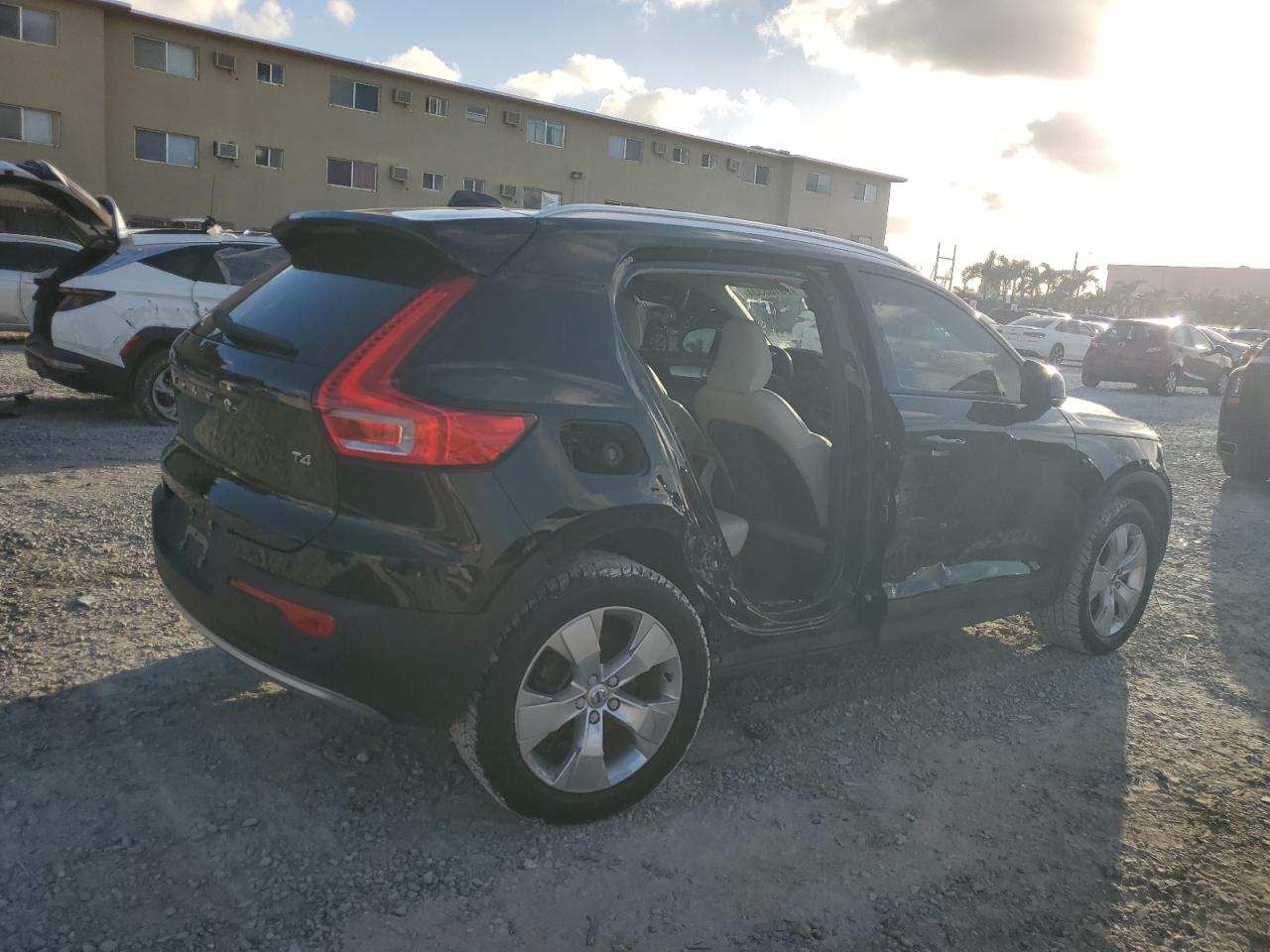 2020 Volvo XC40 VIN YV4AC2HK6L2216793 Copart auction photo, side / minor dent/scratches damage thumbnail 3
