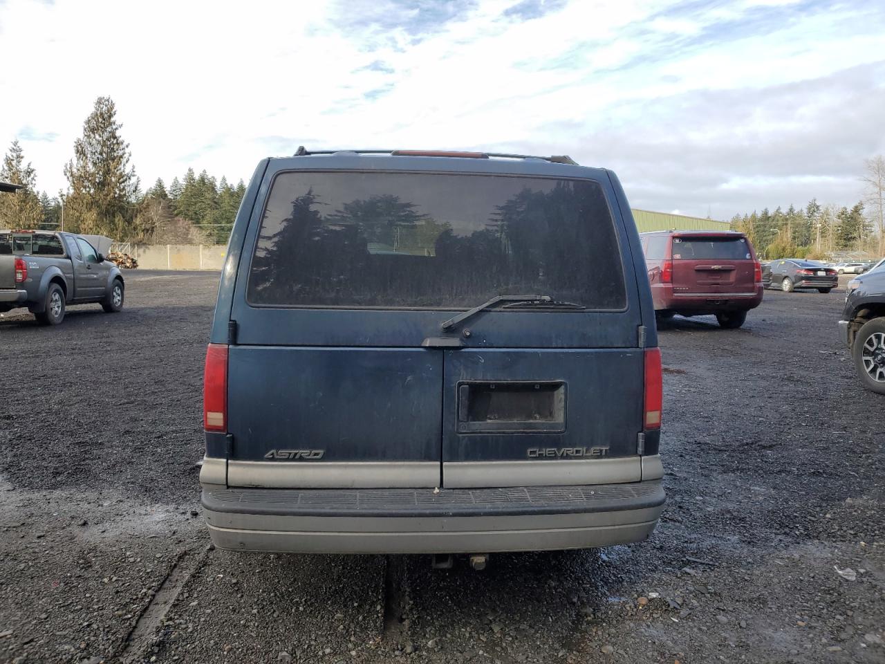 1998 Chevrolet Astro VIN 1GNDM19W8WB212782 Copart auction photo, front end / minor dent/scratches damage thumbnail 6