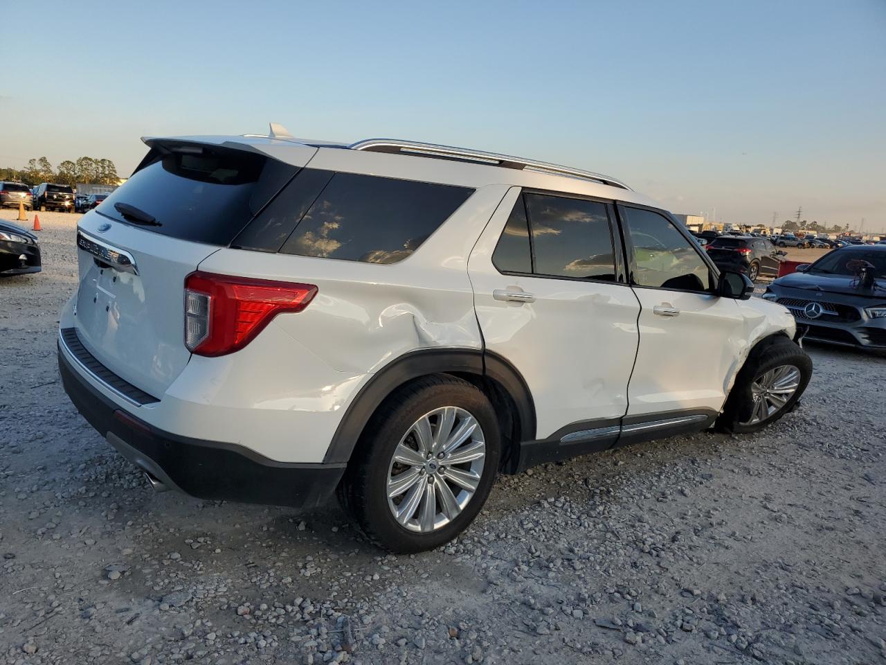 2022 Ford Explorer VIN 1FMSK7FH9NGA71622 Copart auction photo, side / front end damage thumbnail 3