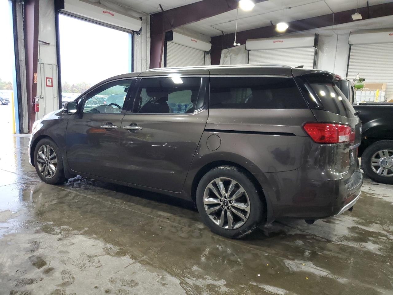2015 KIA Sedona VIN KNDME5C18F6052583 Copart auction photo, front end damage thumbnail 2