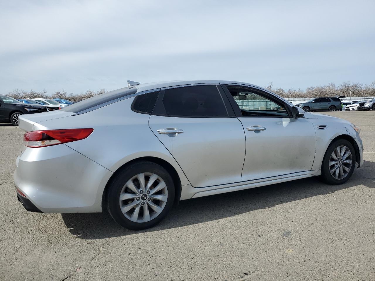 2016 KIA Optima VIN 5XXGT4L36GG077693 Copart auction photo, vandalism / front end damage thumbnail 3