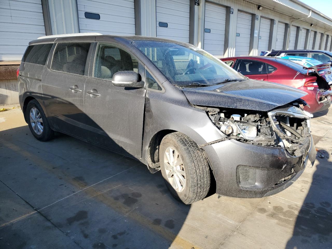 2016 KIA Sedona VIN KNDMB5C1XG6113894 Copart auction photo, front end / minor dent/scratches damage thumbnail 4
