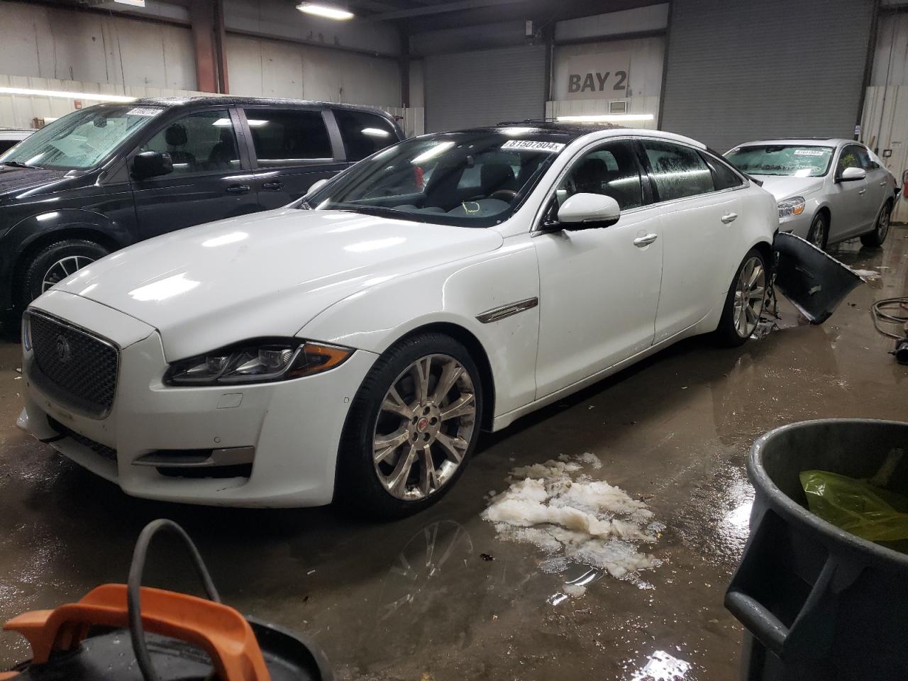 2017 Jaguar XJ VIN SAJWJ2GD7H8W04672