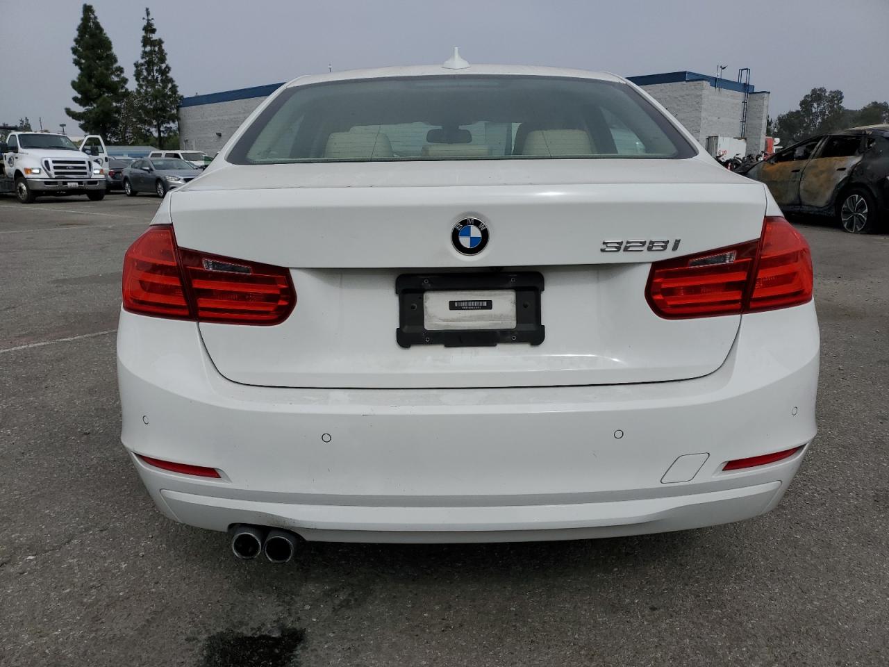 2014 BMW 3er VIN WBA3C1C54EK108373 Copart auction photo, front end damage thumbnail 6