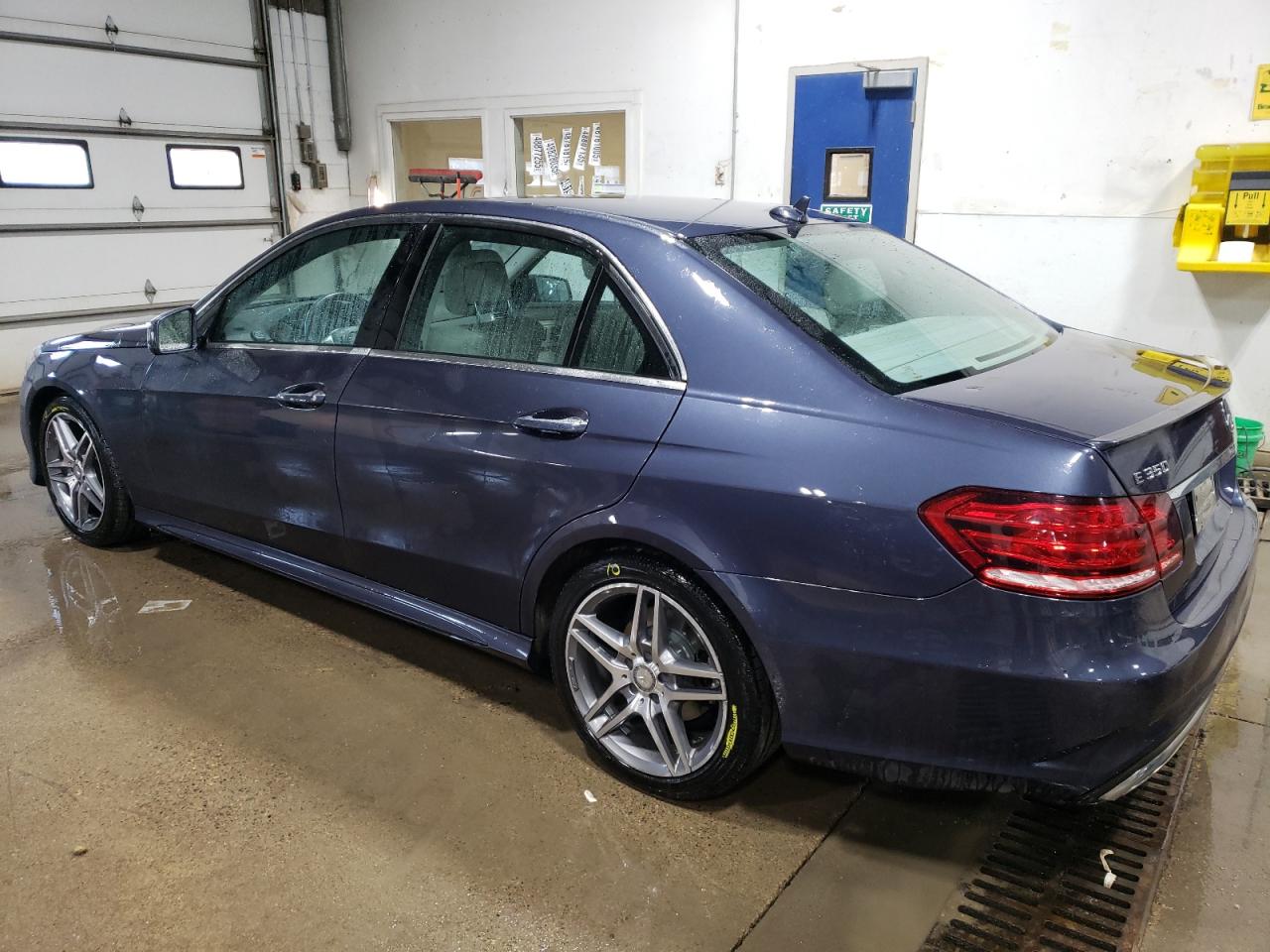 2015 Mercedes-Benz E-klasse VIN WDDHF8JB5FB136532 Copart auction photo, front end / rear end damage thumbnail 2