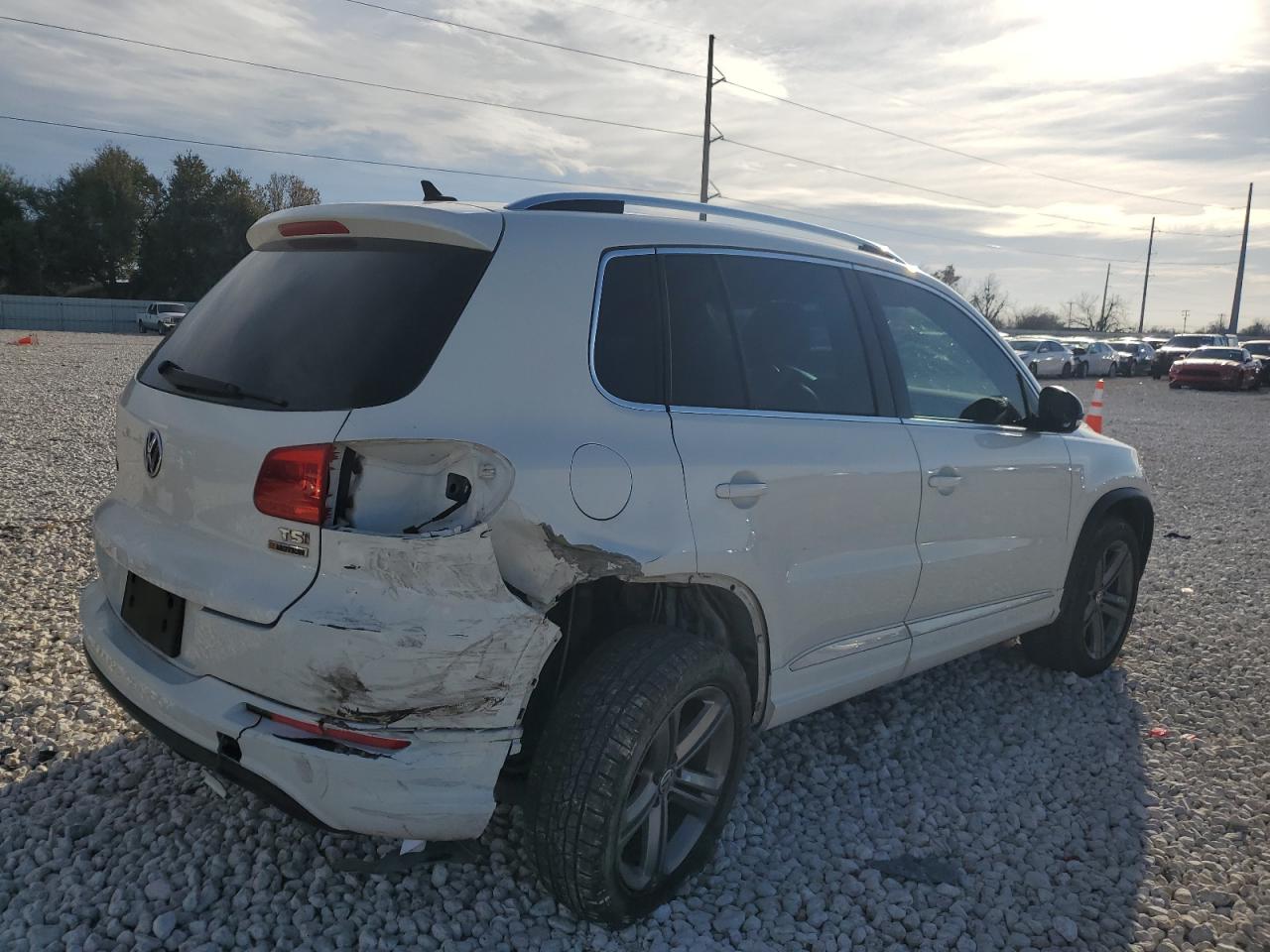 2017 Volkswagen Tiguan VIN WVGUV7AX9HK021352 Copart auction photo, rear end / minor dent/scratches damage thumbnail 3