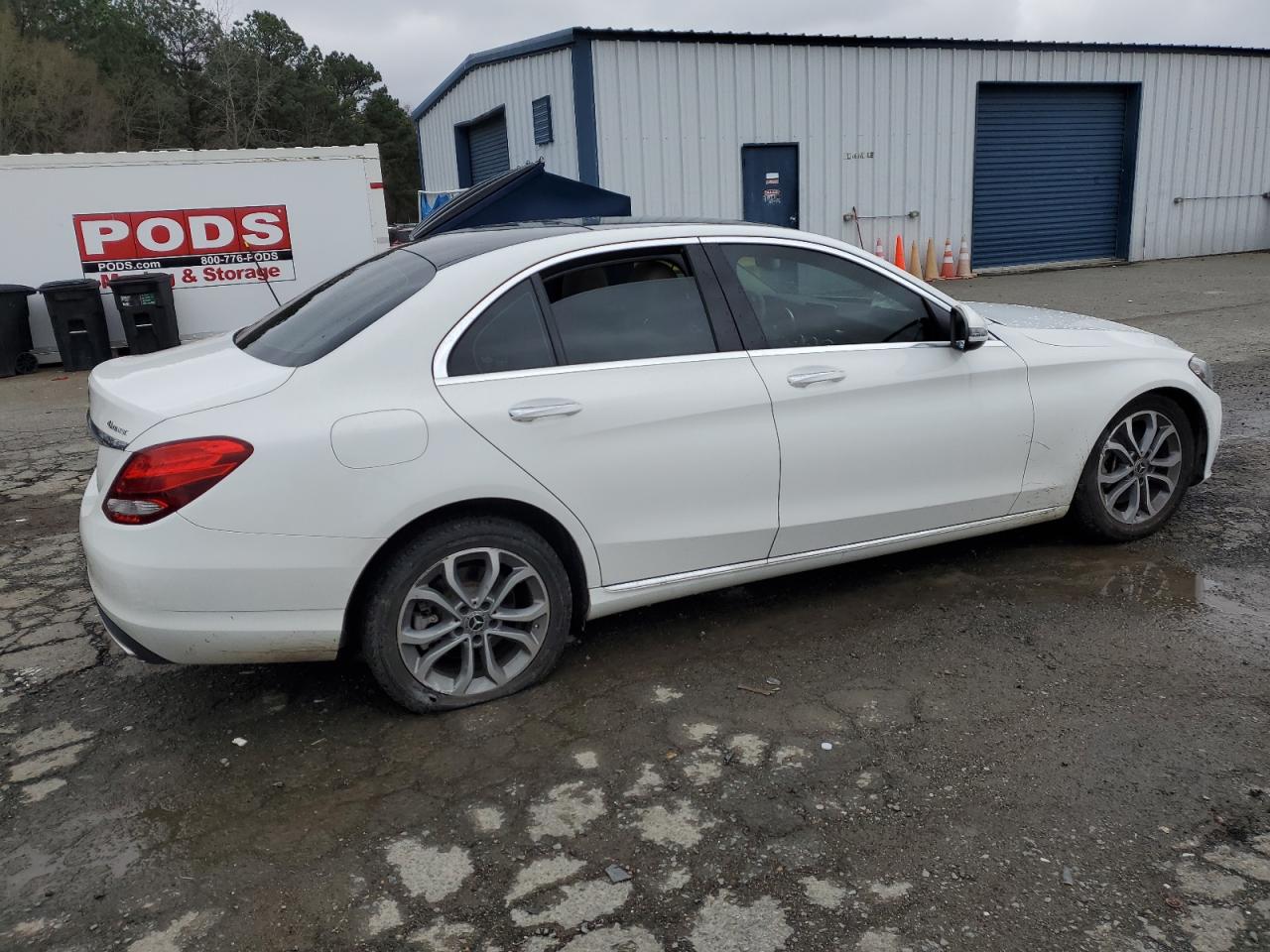 2017 Mercedes-Benz C-klasse VIN 55SWF4KB2HU218242 Copart auction photo, front end / minor dent/scratches damage thumbnail 3