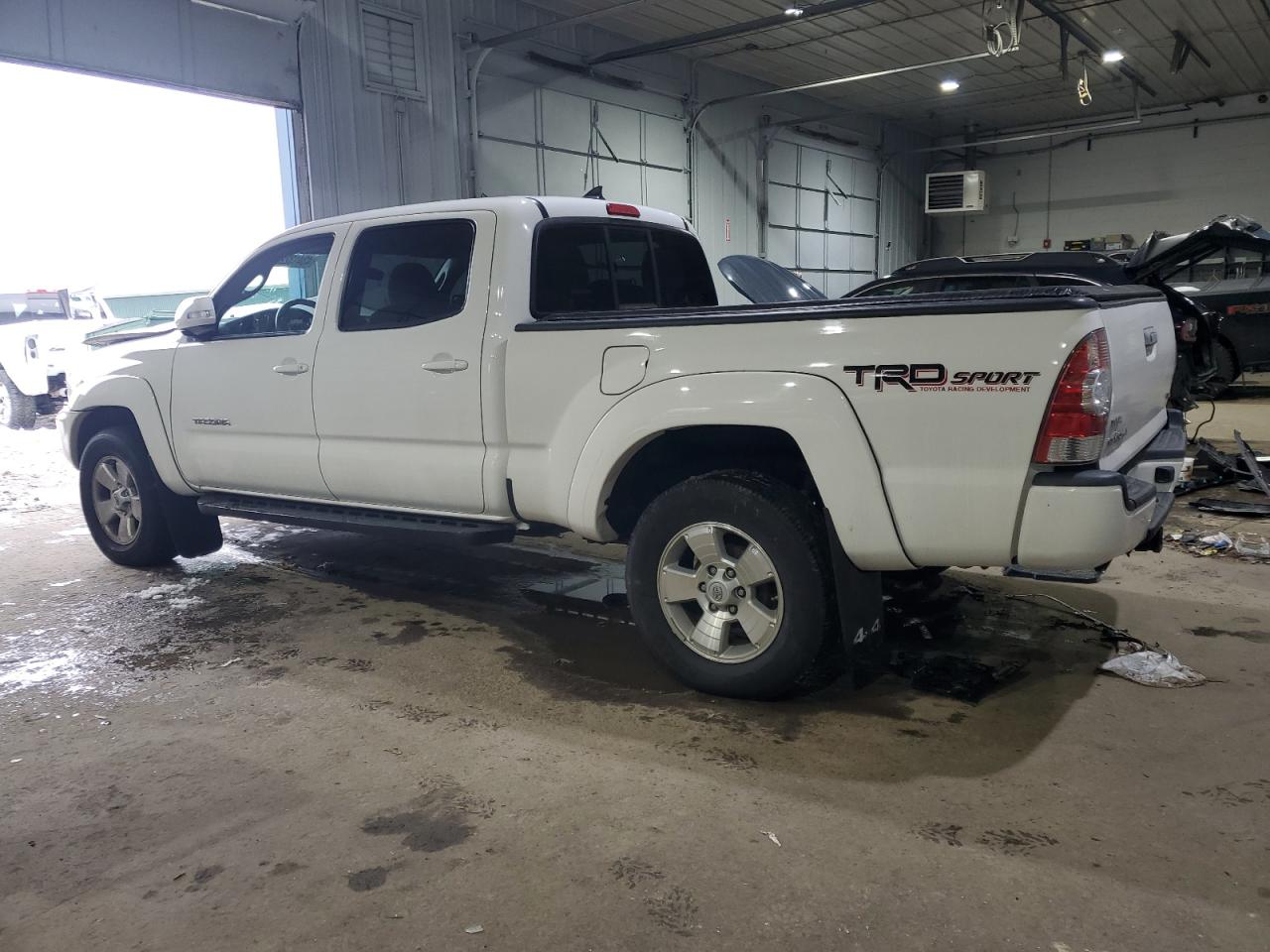 2015 Toyota Tacoma VIN 3TMMU4FN3FM076317 Copart auction photo, front end / minor dent/scratches damage thumbnail 2