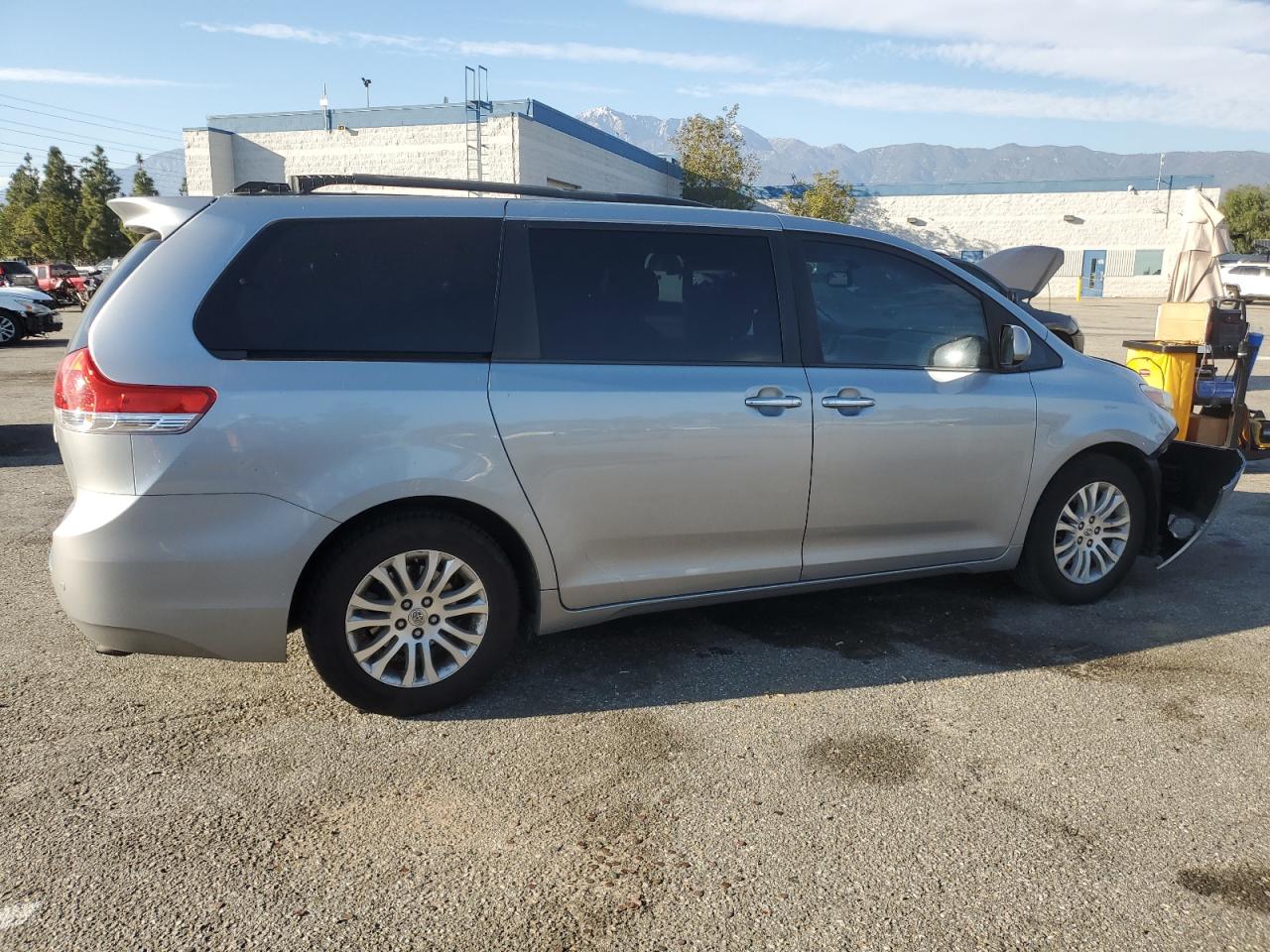 2014 Toyota Sienna VIN 5TDYK3DC8ES472826 Copart auction photo, front end / top/roof damage thumbnail 3