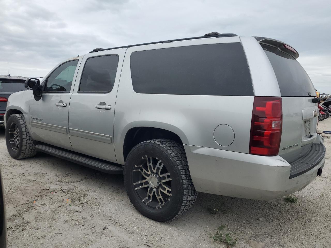 2010 Chevrolet Suburban VIN 1GNUCJE08AR133956 Copart auction photo, water/flood damage thumbnail 2
