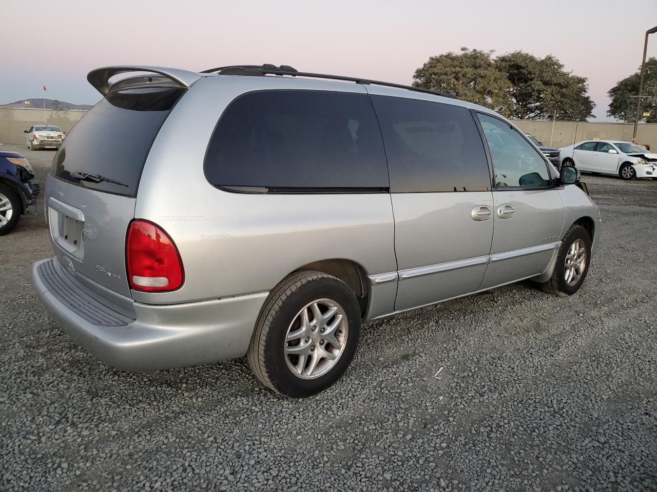 2000 Dodge Caravan VIN 2B4GP44R4YR678811 Copart auction photo, front end / minor dent/scratches damage thumbnail 3