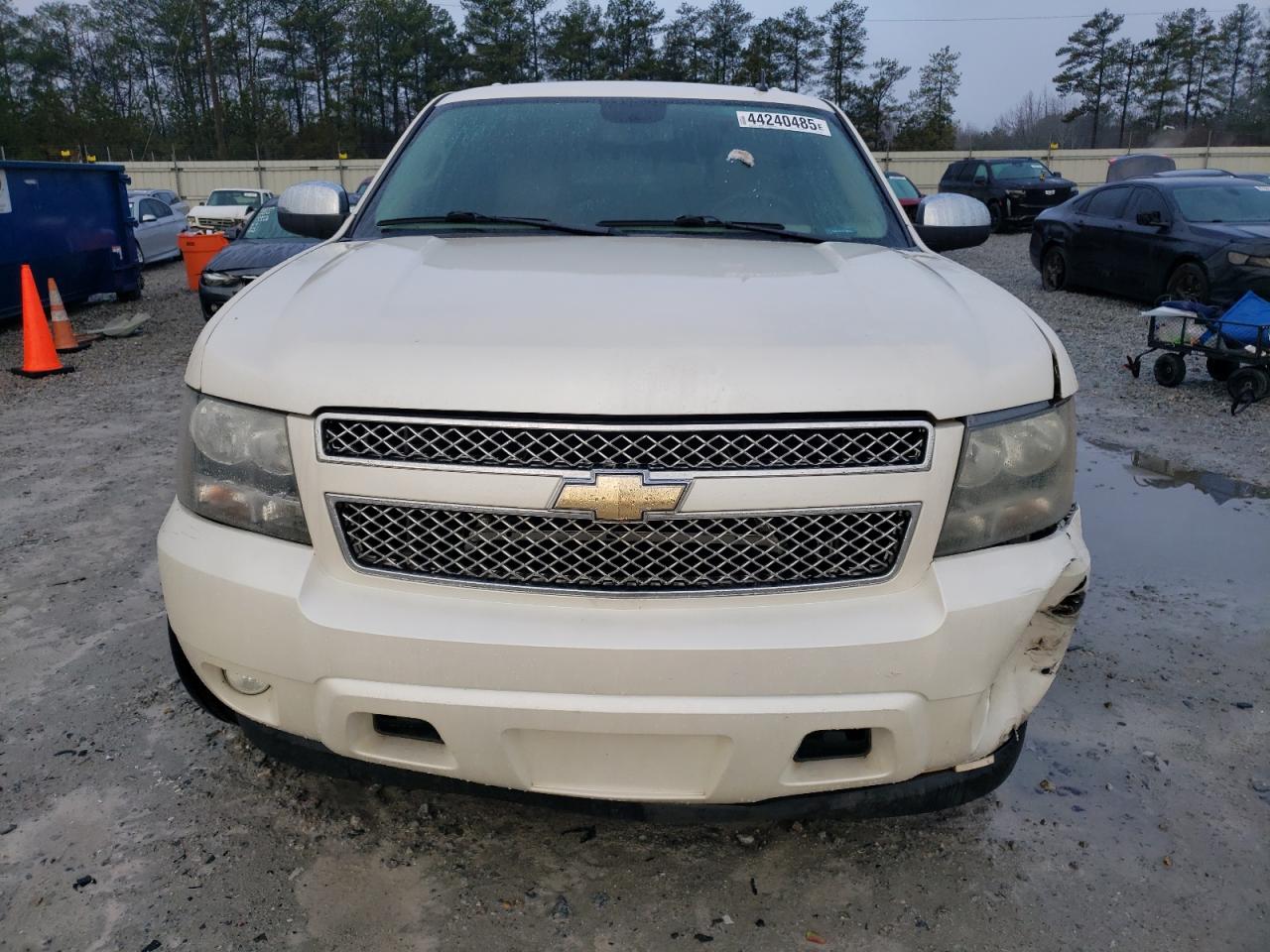 2011 Chevrolet Suburban VIN 1GNSCKE07BR197873 Copart auction photo, front end / side damage thumbnail 5
