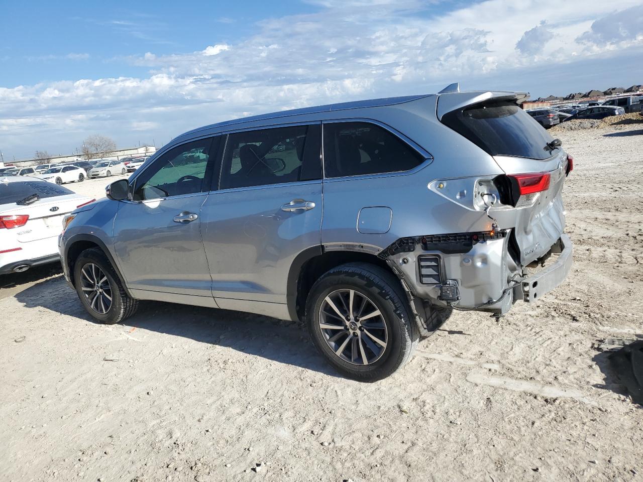 2018 Toyota Highlander VIN 5TDKZRFH7JS526575 Copart auction photo, front end / rear end damage thumbnail 2