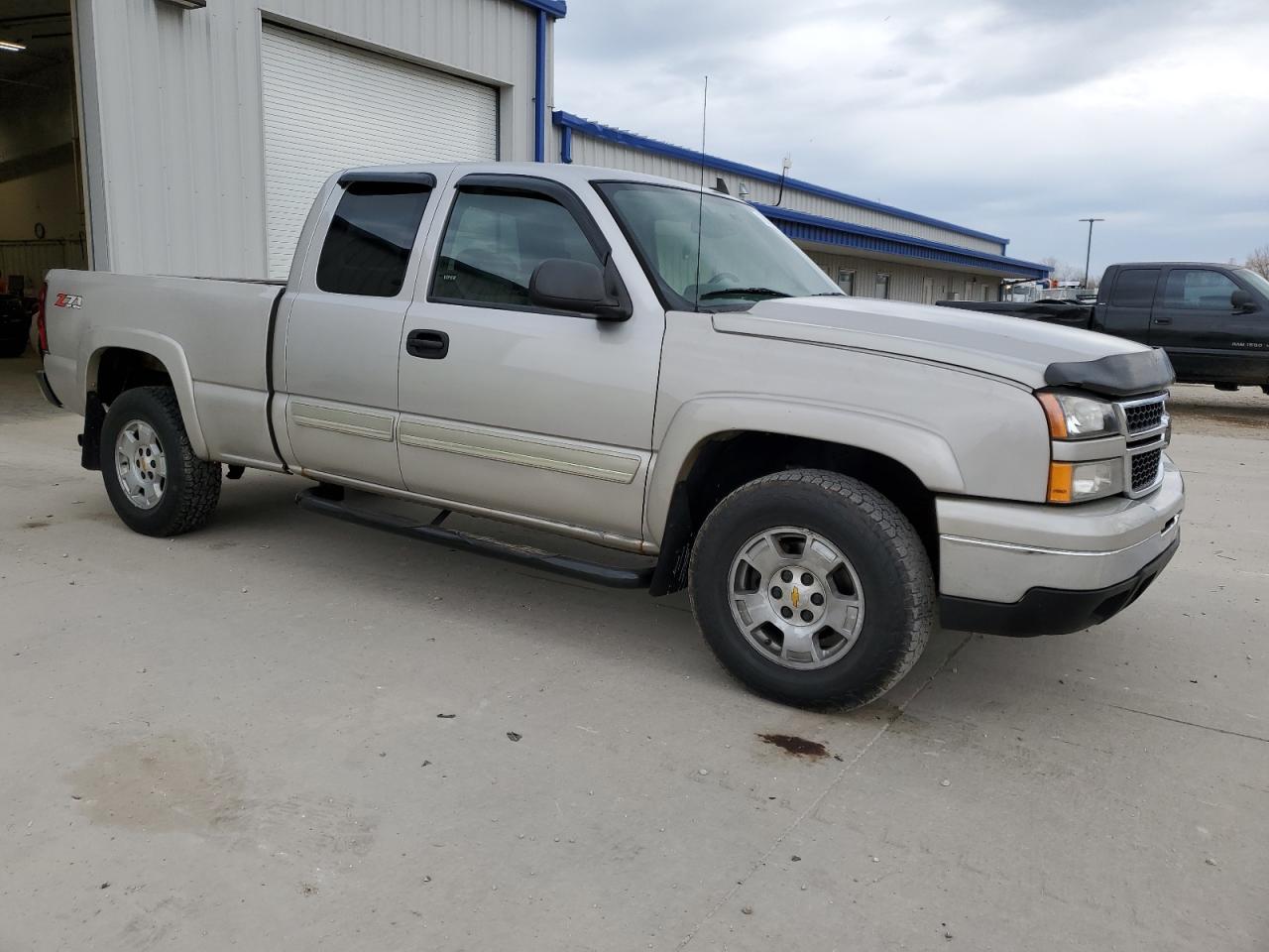 2006 Chevrolet Silverado VIN 2GCEK19B761111443 Copart auction photo, minor dent/scratches / normal wear damage thumbnail 4