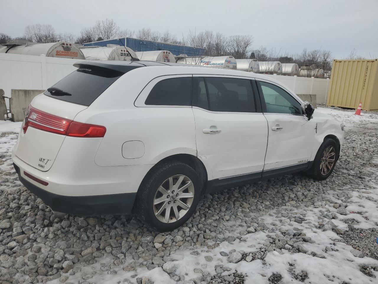 2016 Lincoln MKT VIN 2LMHJ5NK0GBL02369 Copart auction photo, front end / side damage thumbnail 3