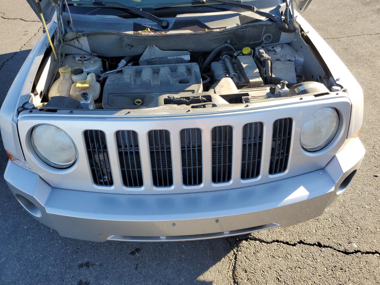 2008 Jeep Liberty (Patriot) VIN 1J8FT28W38D520633 Copart auction photo, minor dent/scratches damage thumbnail 12