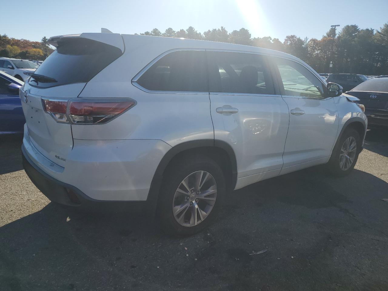 2015 Toyota Highlander VIN 5TDBKRFH9FS160839 Copart auction photo, front end / minor dent/scratches damage thumbnail 3