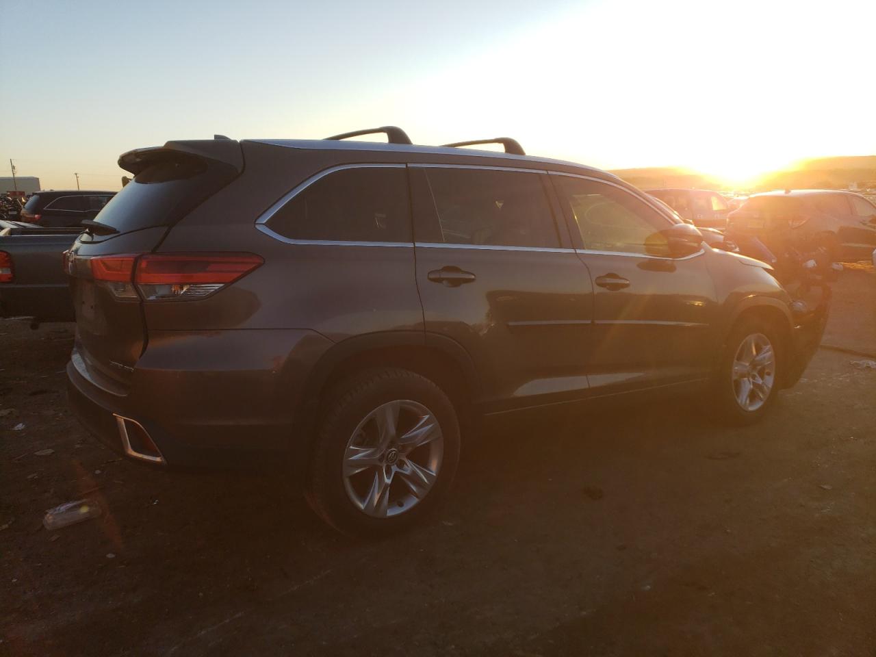 2017 Toyota Highlander VIN 5TDDZRFH9HS465698 Copart auction photo, front end / side damage thumbnail 3