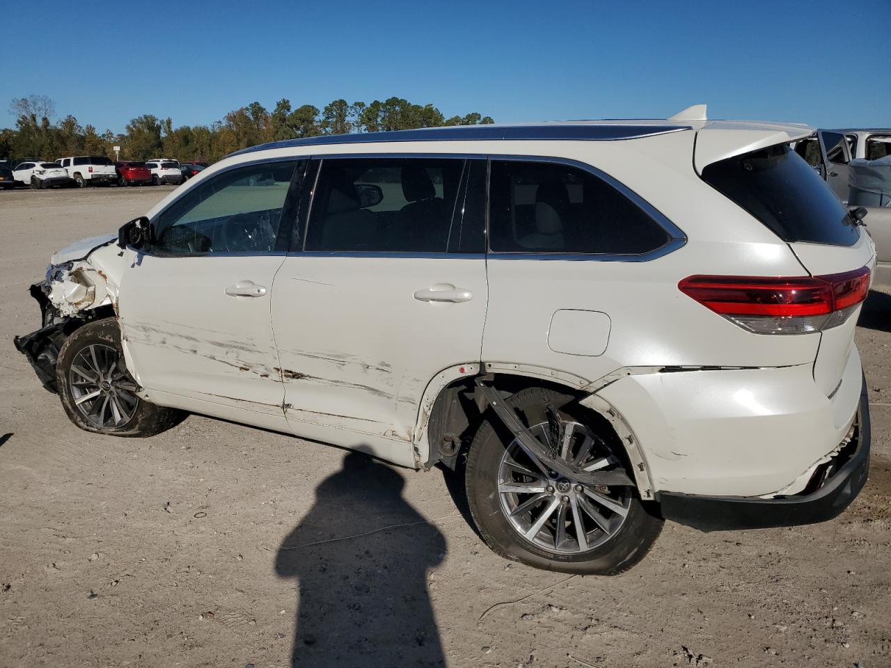 2018 Toyota Highlander VIN 5TDKZRFHXJS527073 Copart auction photo, front end / all over damage thumbnail 2
