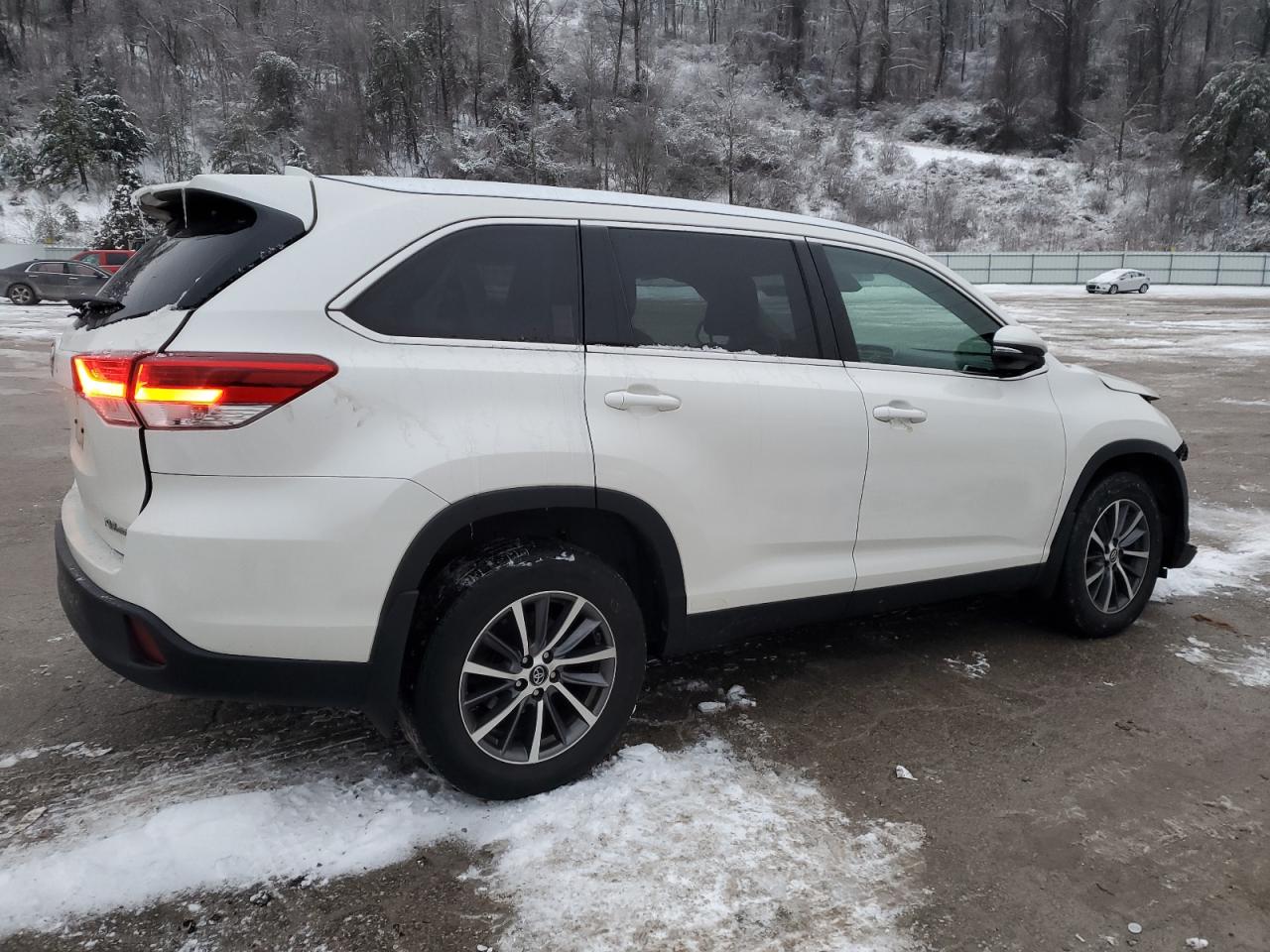 2019 Toyota Highlander VIN 5TDJZRFH7KS576082 Copart auction photo, all over damage thumbnail 3