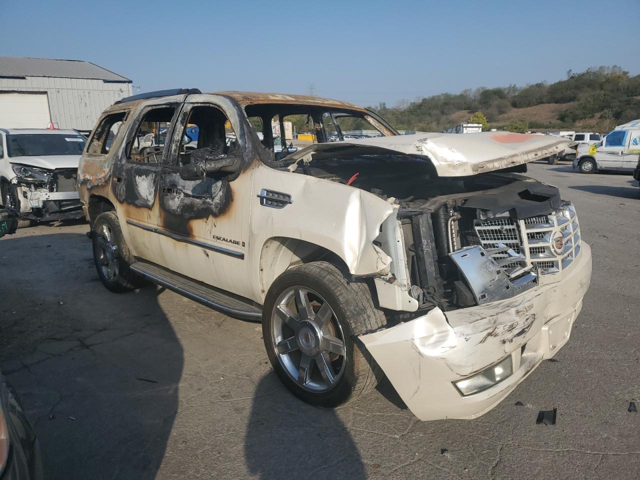 2007 Cadillac Escalade VIN 1GYFK63827R415040 Copart auction photo, burn / front end damage thumbnail 4