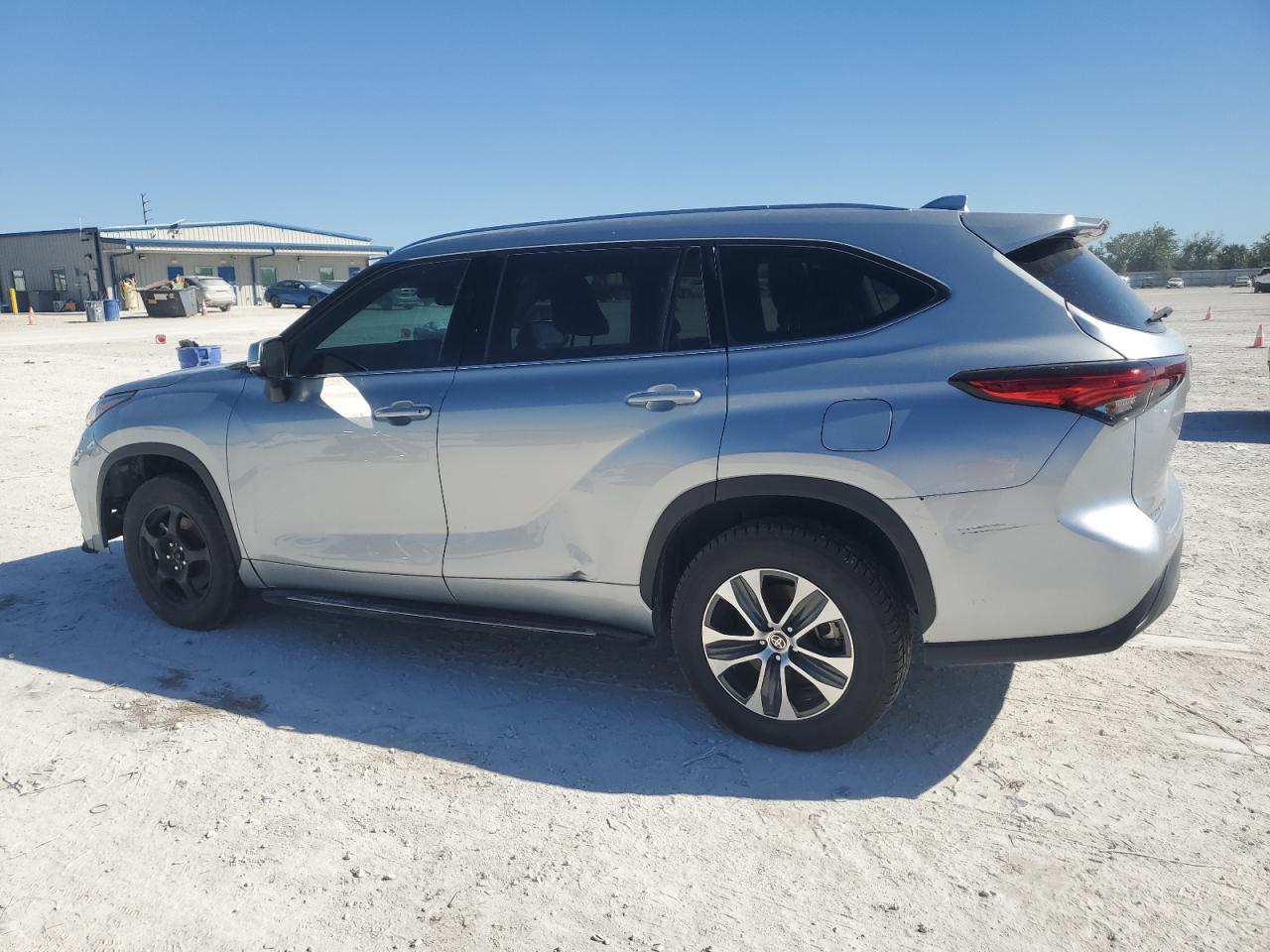 2021 Toyota Highlander VIN 5TDGZRAH0MS537502 Copart auction photo, side / rear end damage thumbnail 2