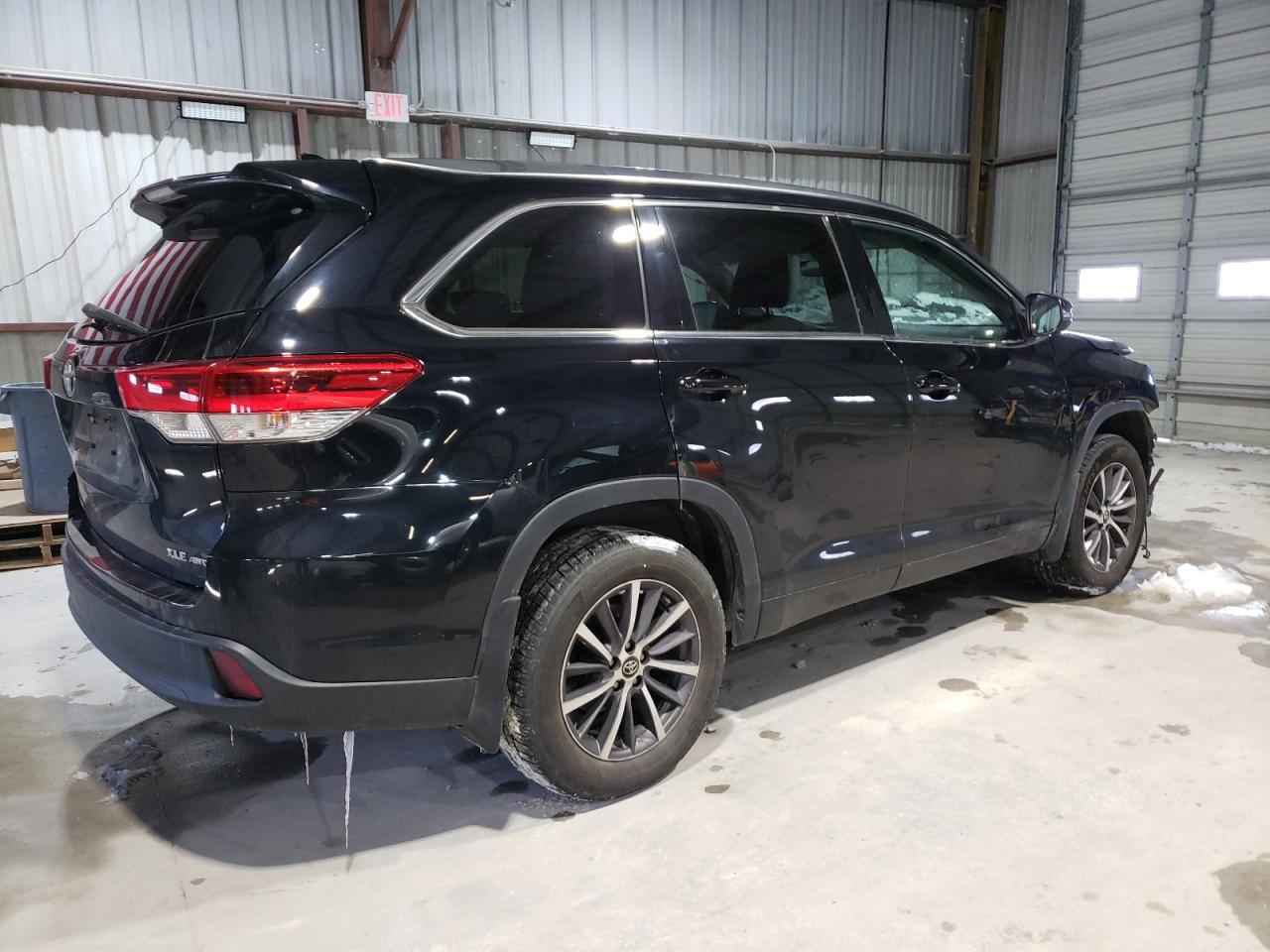 2018 Toyota Highlander VIN 5TDJZRFHXJS826946 Copart auction photo, front end damage thumbnail 3