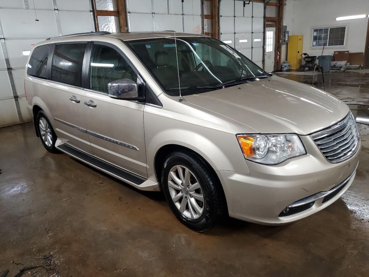 2015 Chrysler Town & Country VIN 2C4RC1GGXFR743500 Copart auction photo, minor dent/scratches damage thumbnail 4