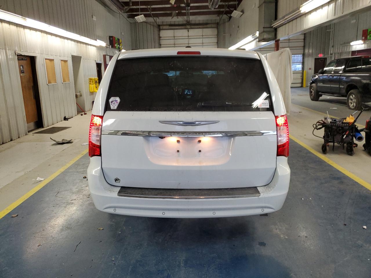 2015 Chrysler Town & Country VIN 2C4RC1CG3FR743375 Copart auction photo, front end / side damage thumbnail 6