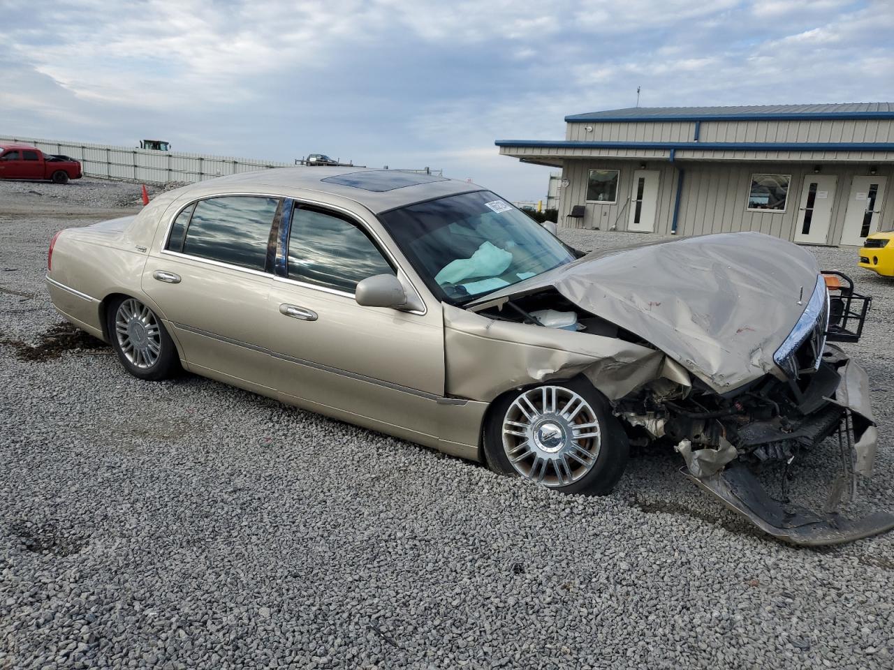 2007 Lincoln Town Car VIN 1LNHM82VX7Y605682 Copart auction photo, all over damage thumbnail 4