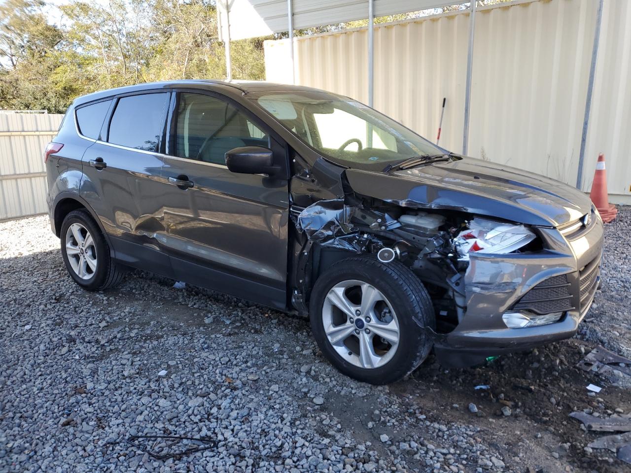 2015 Ford Escape VIN 1FMCU0GXXFUB24357 Copart auction photo, front end / side damage thumbnail 4
