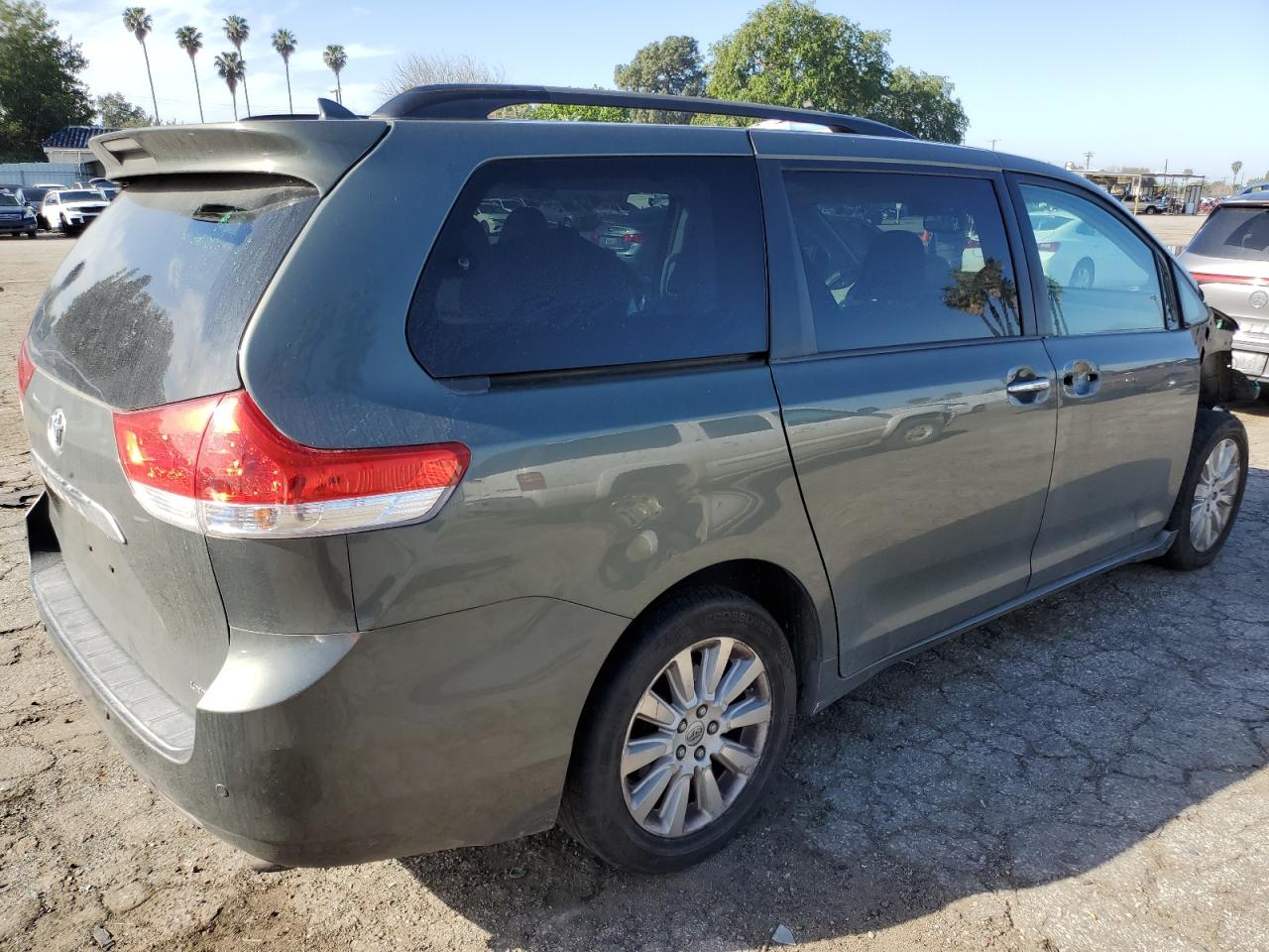 2013 Toyota Sienna VIN 5TDYK3DC0DS359399 Copart auction photo, front end / minor dent/scratches damage thumbnail 3