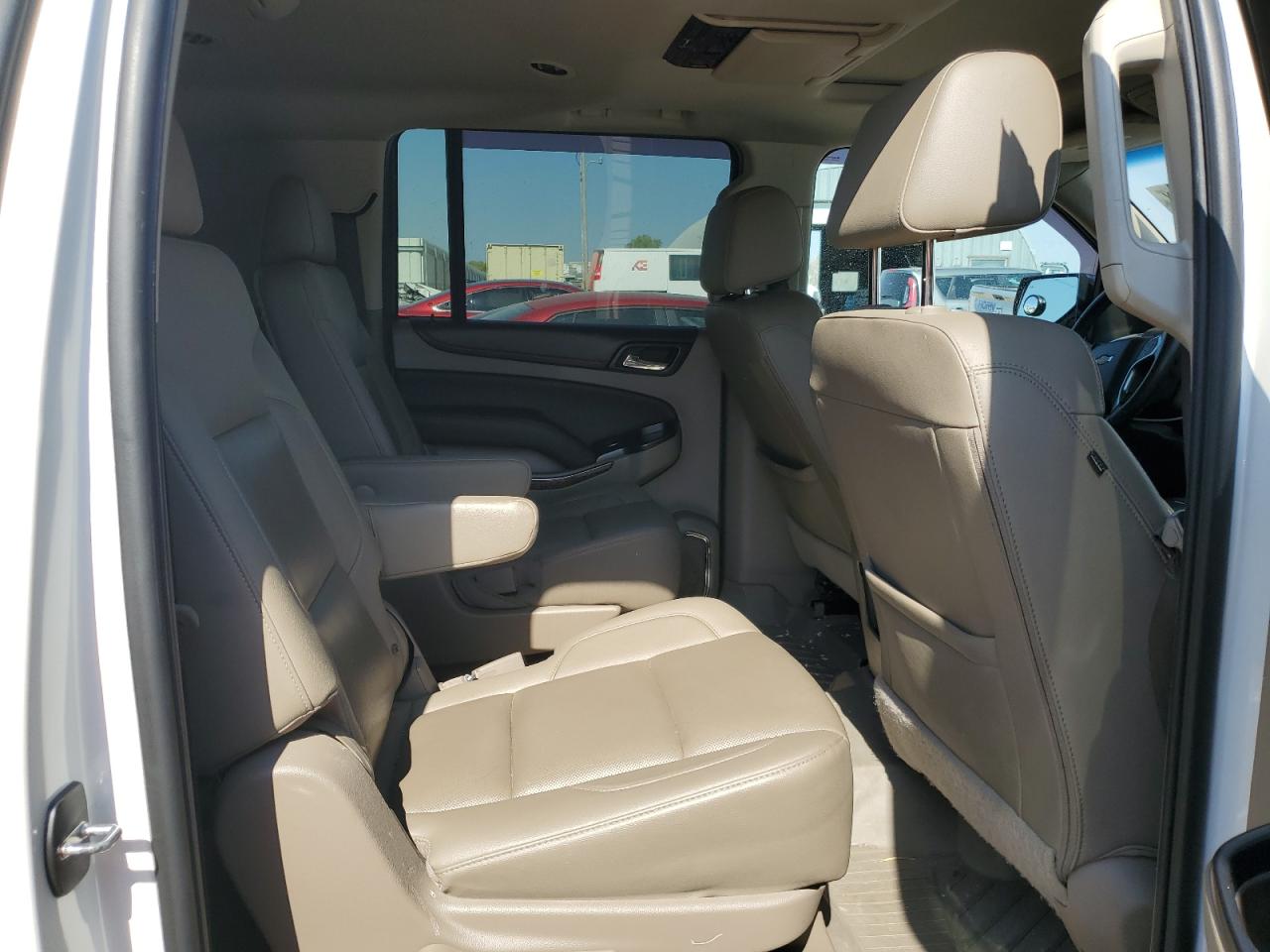 2018 Chevrolet Suburban VIN 1GNSKJKC8JR354546 Copart auction photo, front end / minor dent/scratches damage thumbnail 11