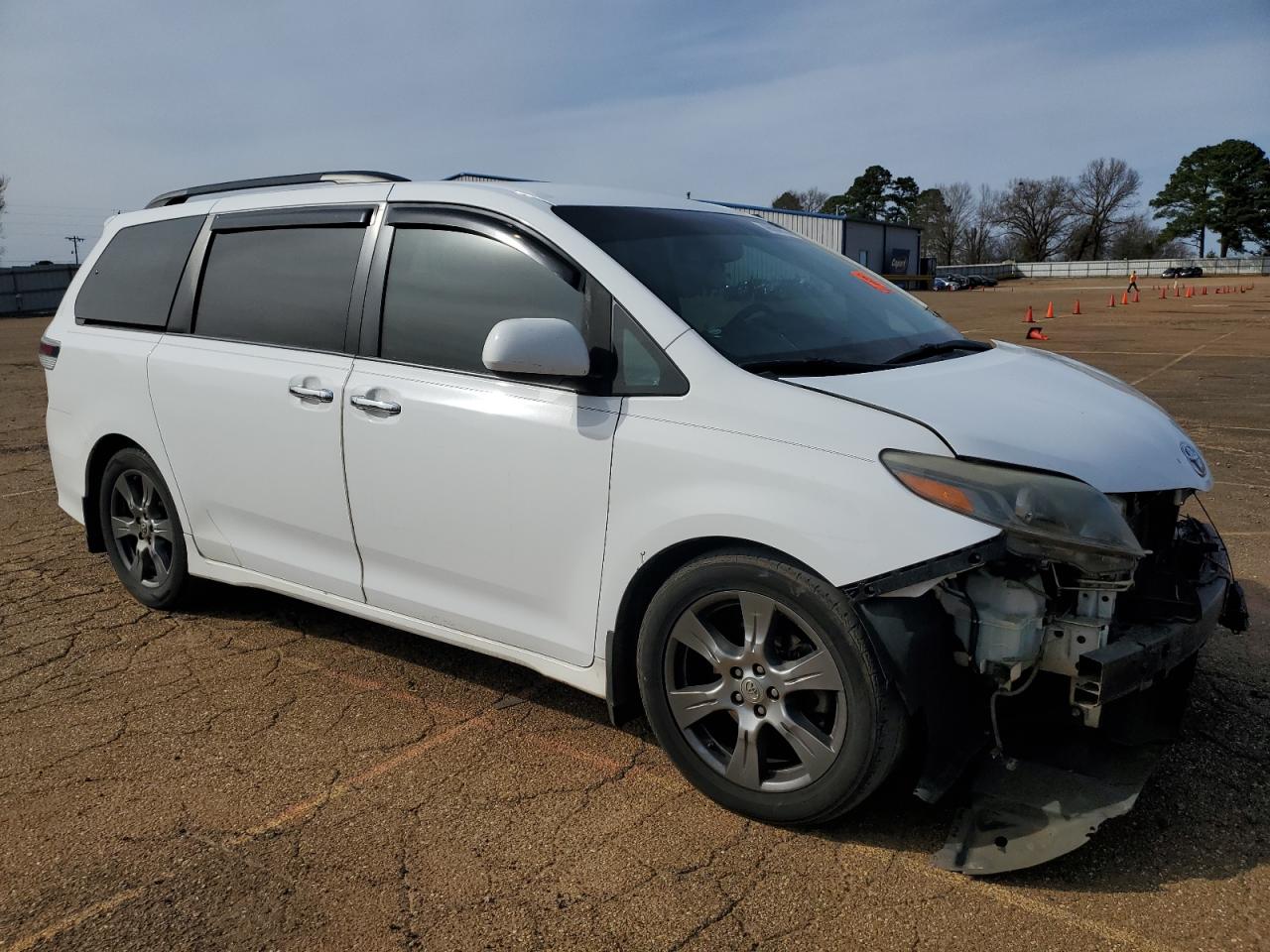 2017 Toyota Sienna VIN 5TDXZ3DC4HS801078 Copart auction photo, front end damage thumbnail 4