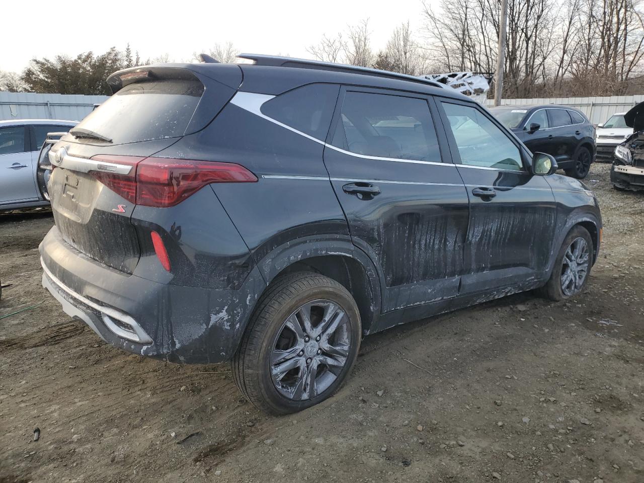 2021 KIA Seltos VIN KNDEUCAA1M7040006 Copart auction photo, side / front end damage thumbnail 3