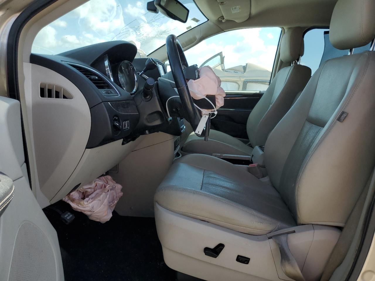 2015 Chrysler Town & Country VIN 2C4RC1CG4FR610401 Copart auction photo, front end / minor dent/scratches damage thumbnail 7