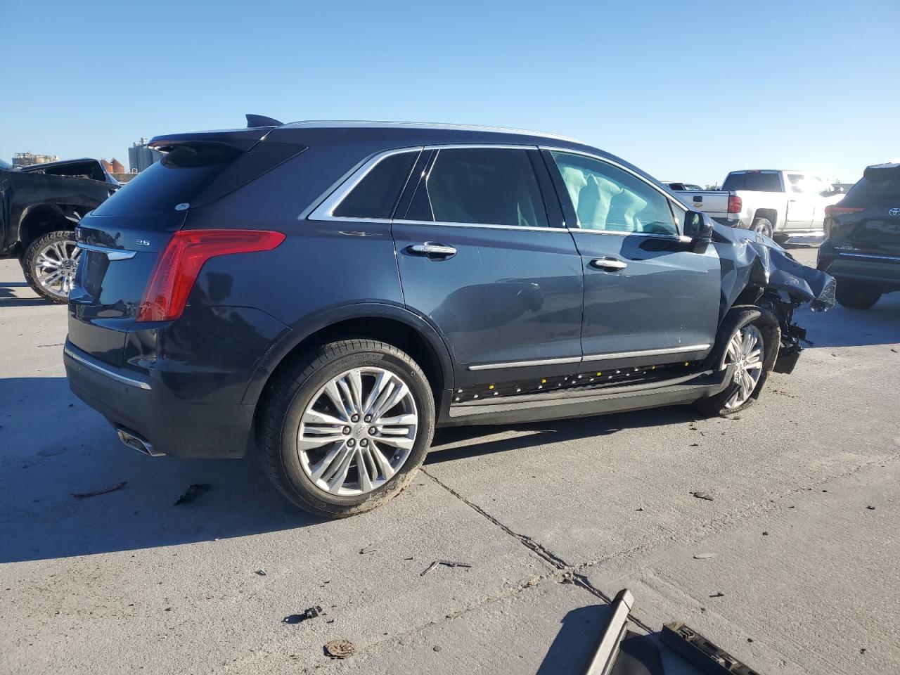 2018 Cadillac XT5 VIN 1GYKNFRS8JZ121285 Copart auction photo, front end damage thumbnail 3