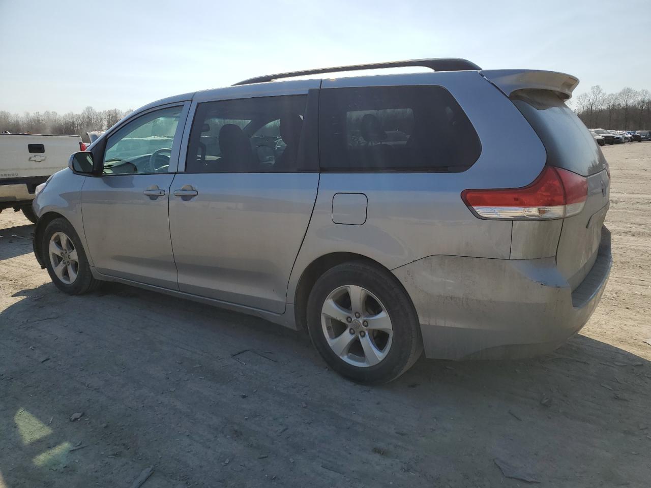 2013 Toyota Sienna VIN 5TDKK3DC7DS405512 Copart auction photo, front end damage thumbnail 2